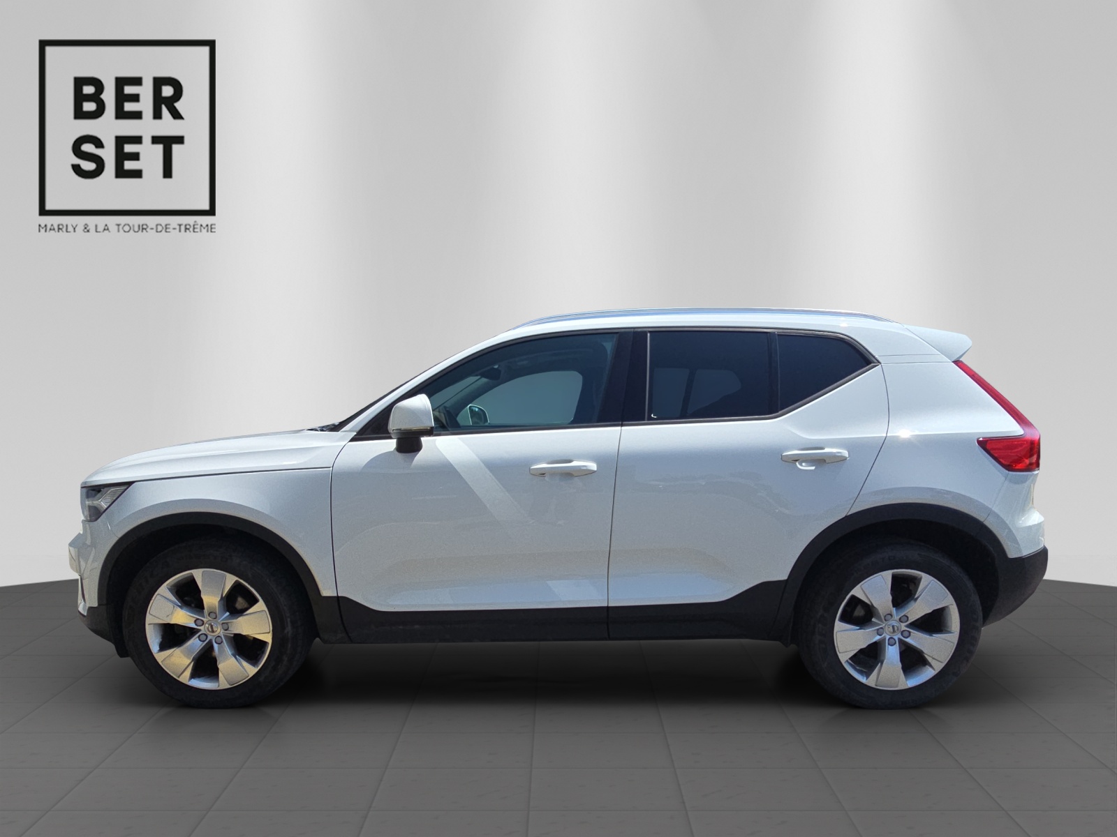 VOLVO XC40 1.5 T3 Momentum-image-1