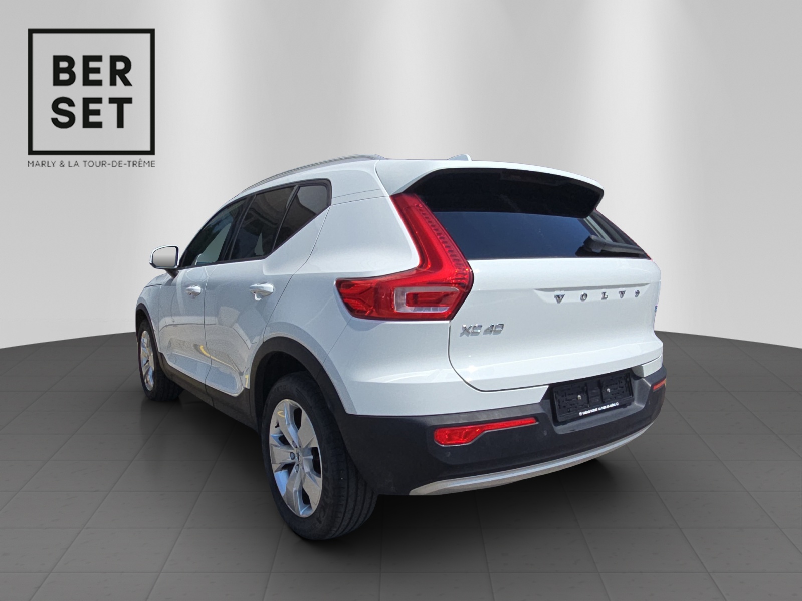 VOLVO XC40 1.5 T3 Momentum-image-2