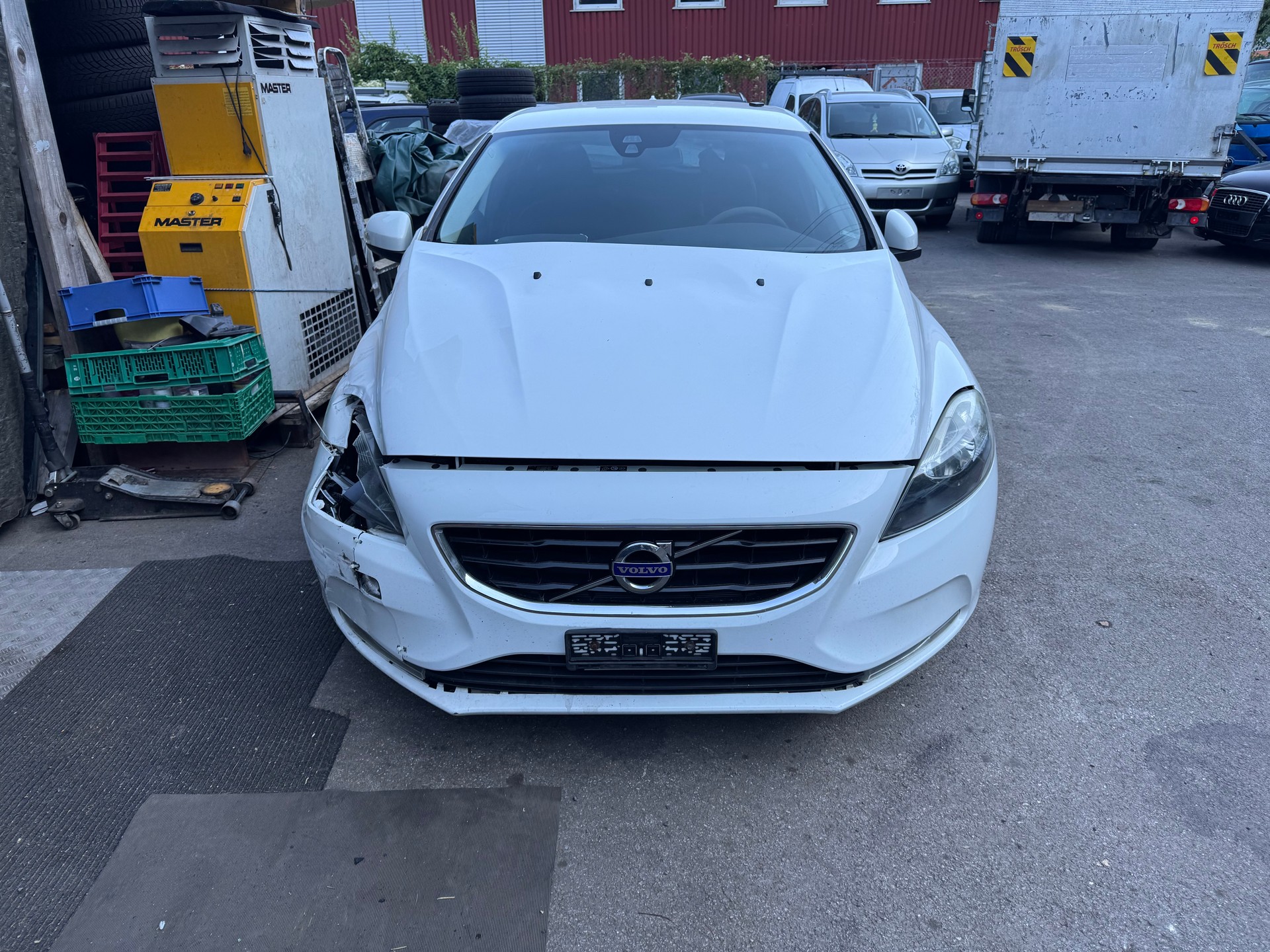 VOLVO V40 T2 Momentum-image-1