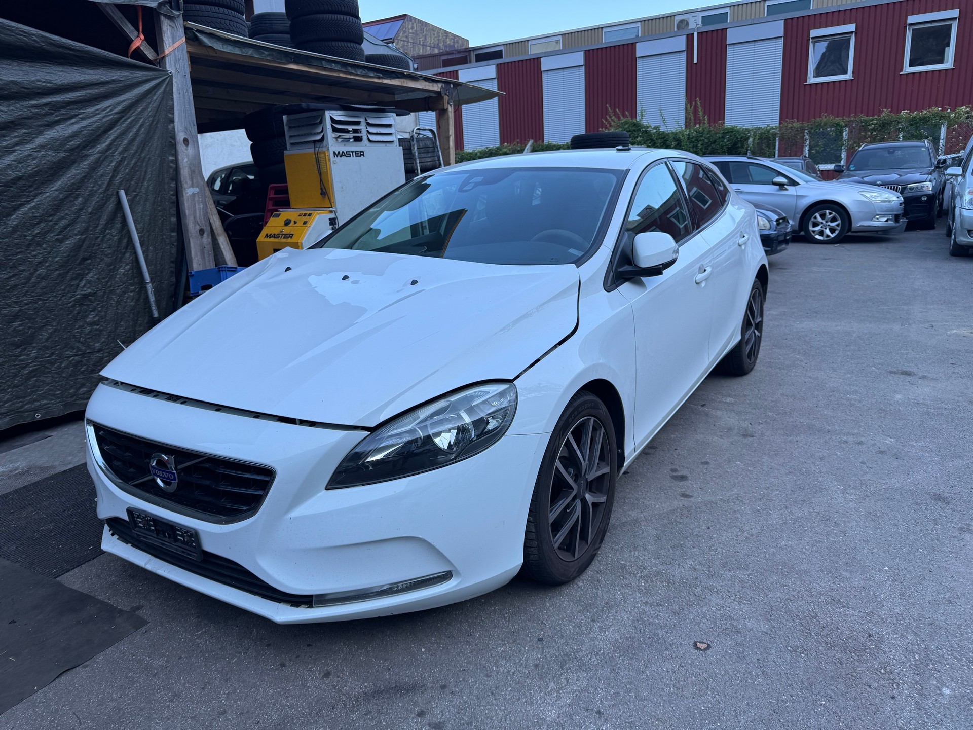 VOLVO V40 T2 Momentum-image-0