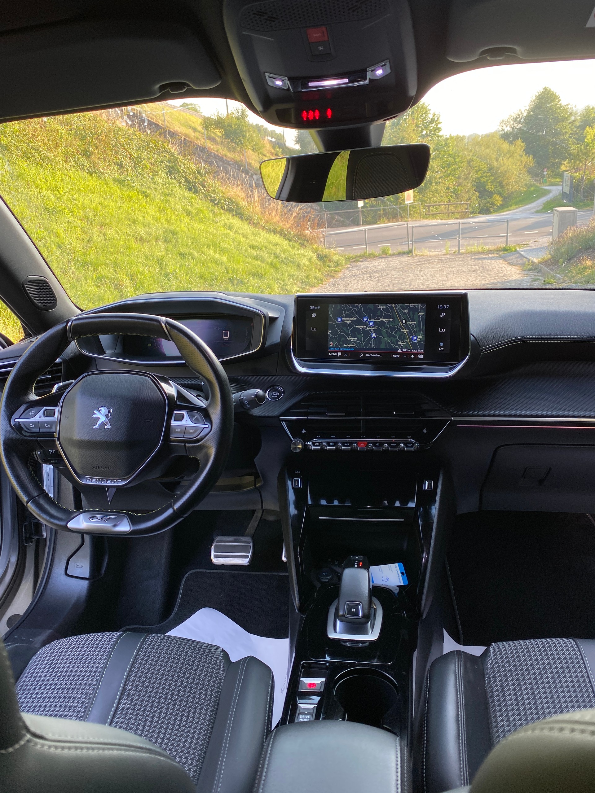 PEUGEOT 2008 1.2 PureTech GT Pack EAT8-image-11