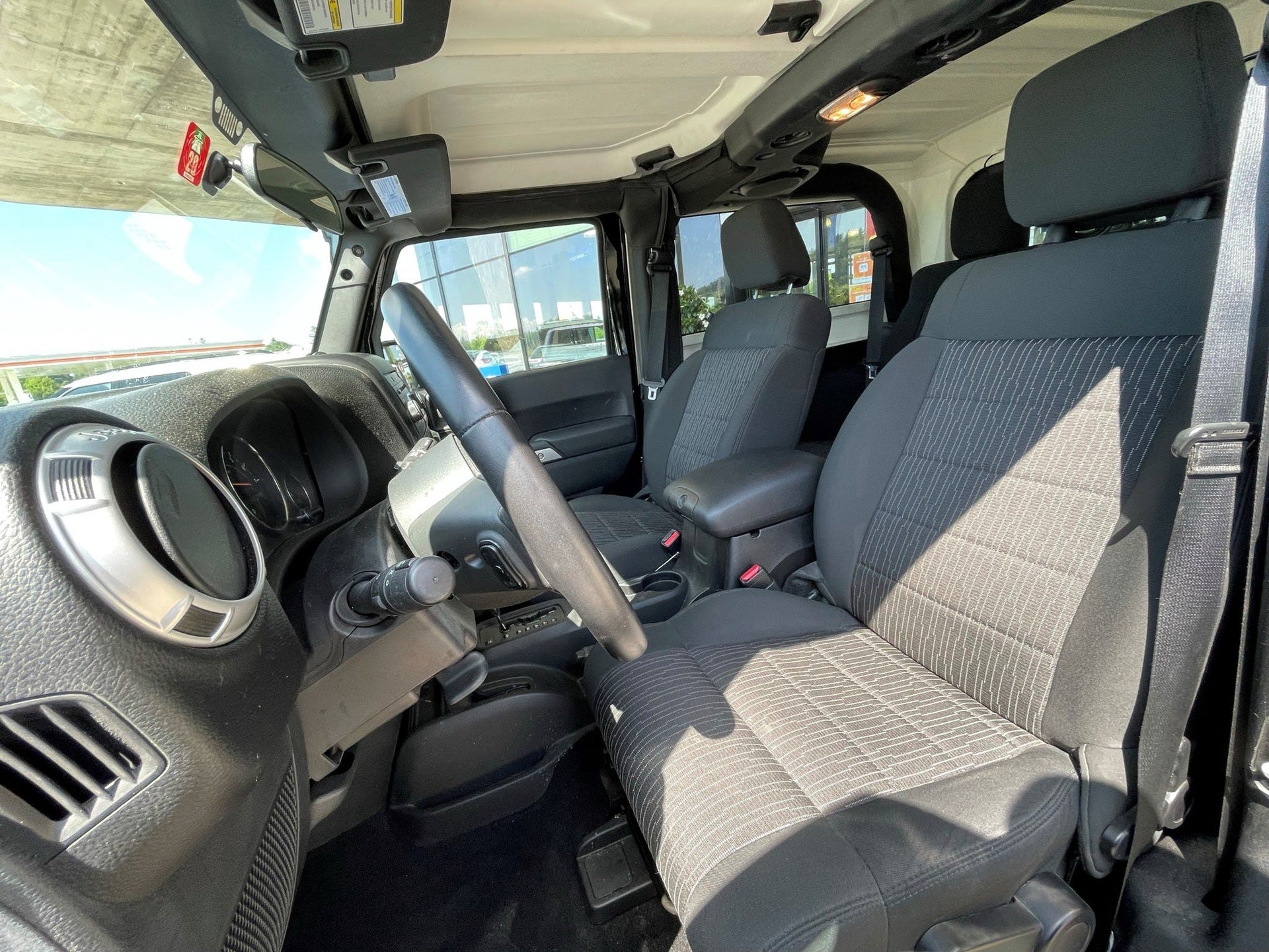 JEEP 3.8 V6 Sahara-image-4