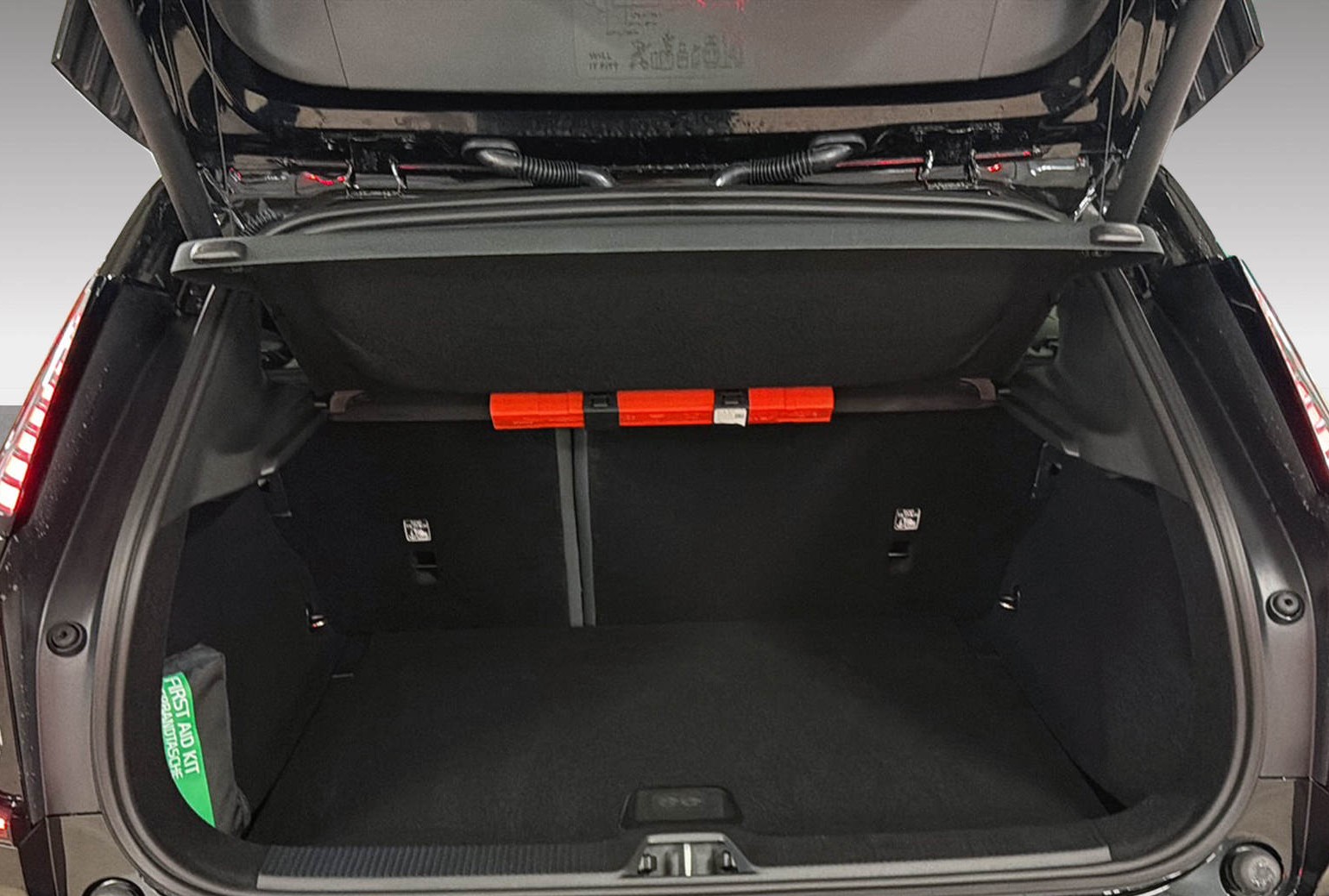 VOLVO EX 30 E60 Plus Swiss Black Edition-image-5