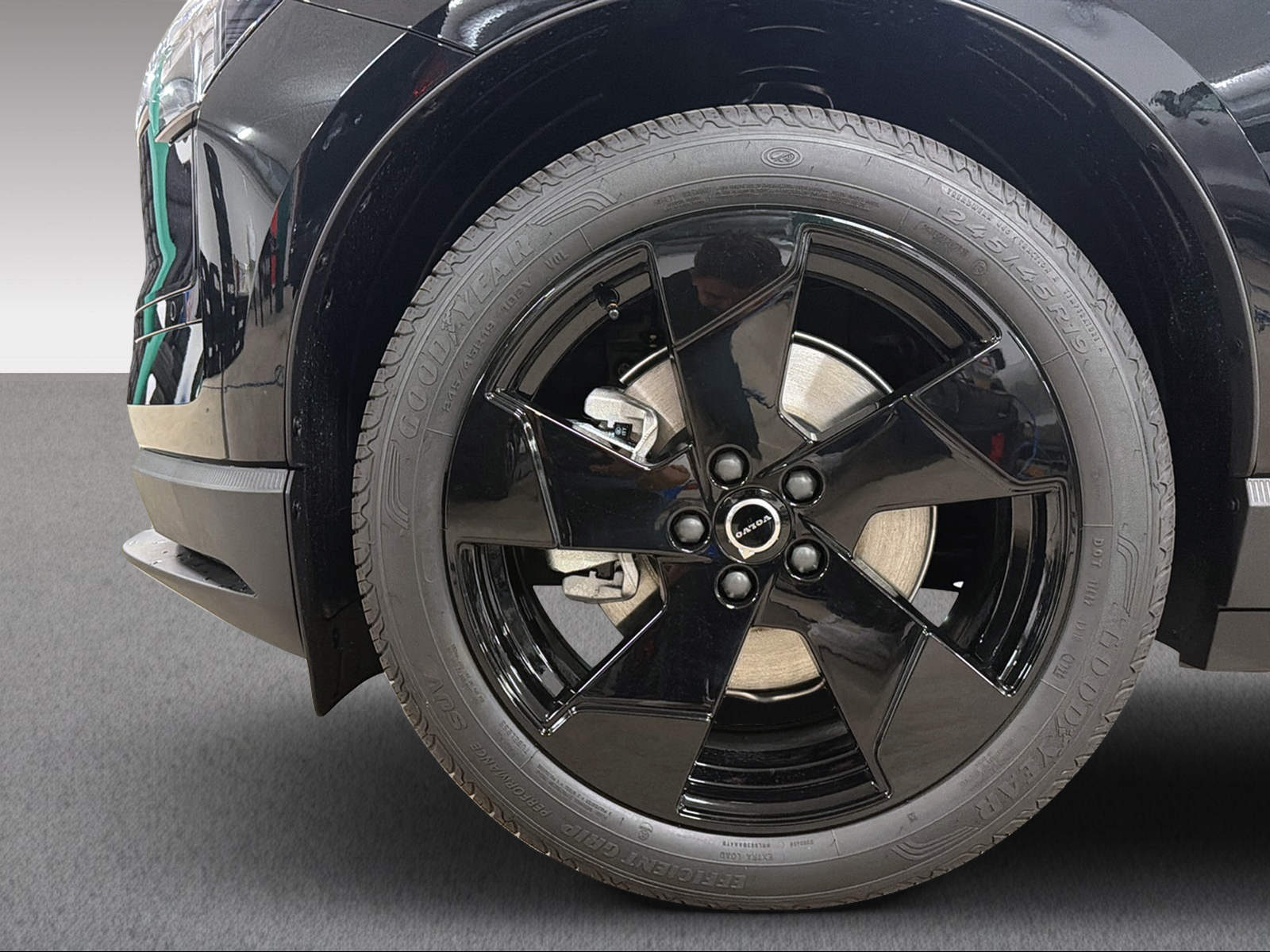 VOLVO EX 30 E60 Plus Swiss Black Edition-image-15