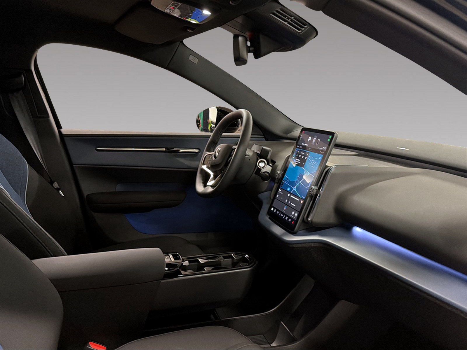 VOLVO EX 30 E60 Plus Swiss Black Edition-image-13