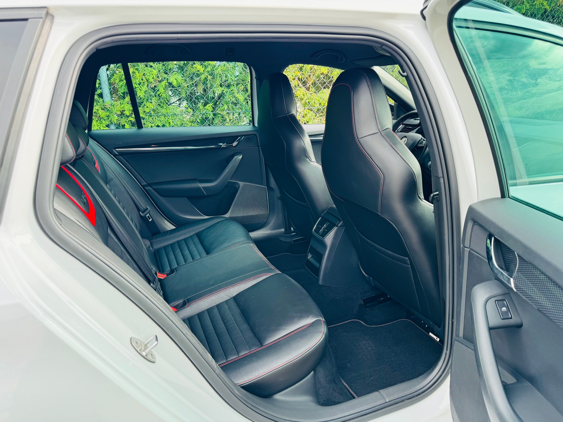 SKODA Octavia Combi 2.0 TSI RS DSG-image-12