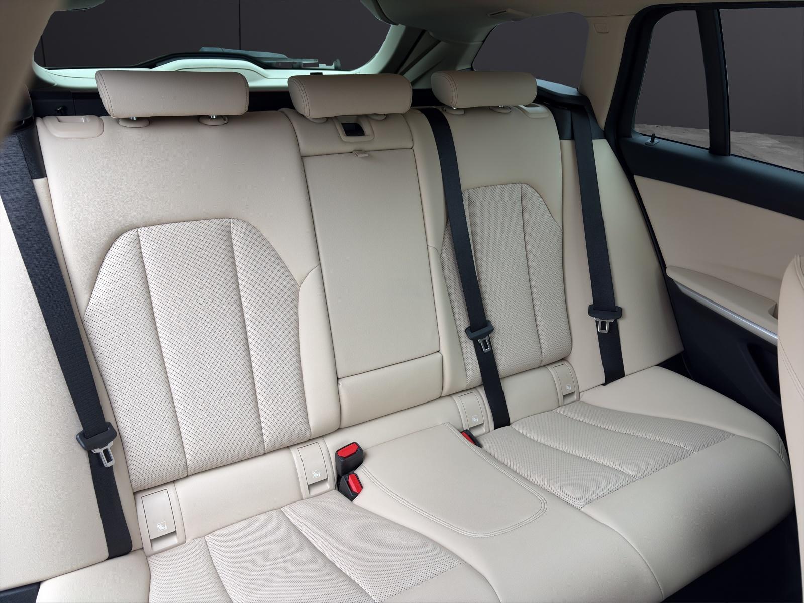 BMW 320e xDrive Touring-image-11