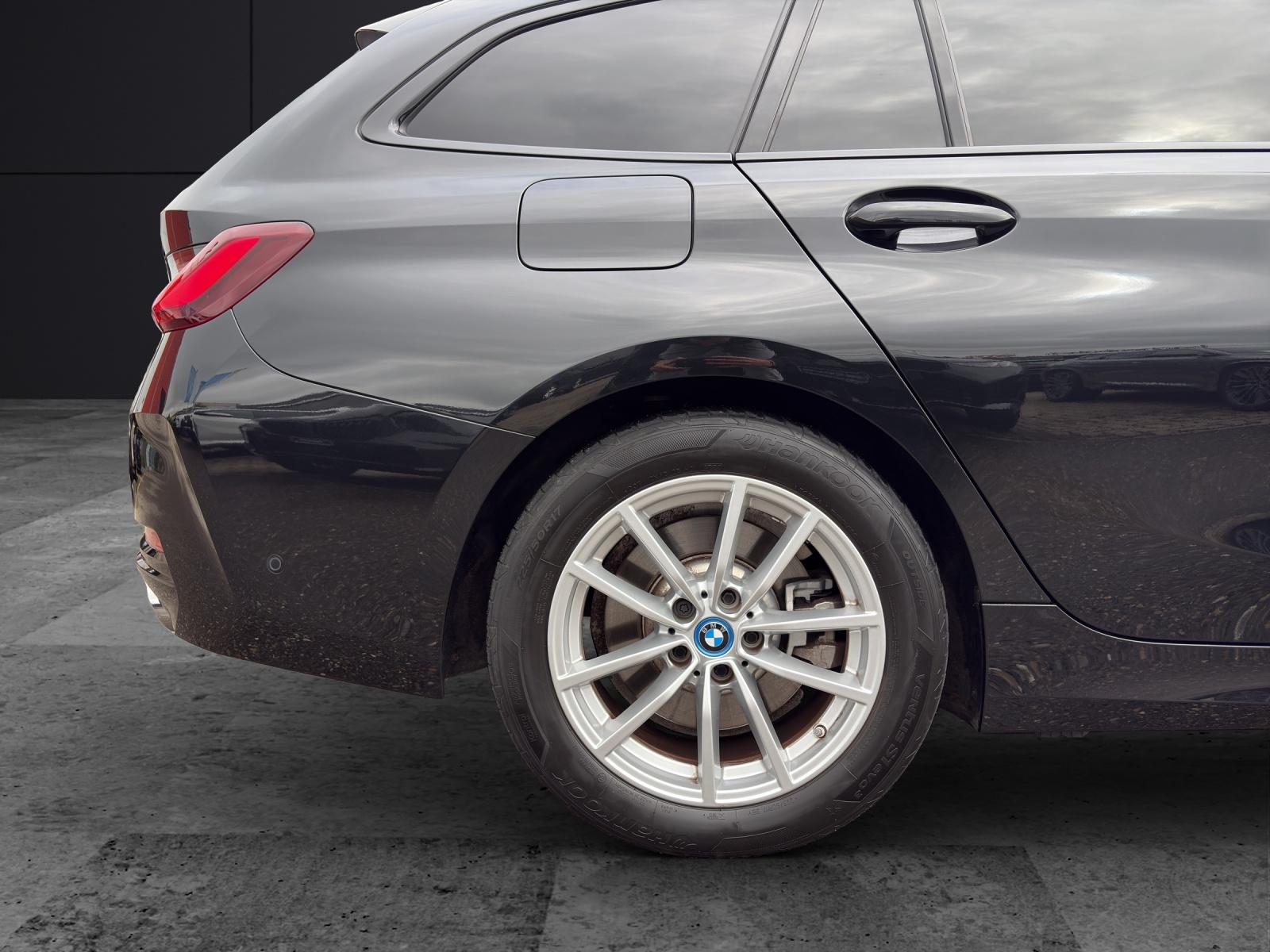 BMW 320e xDrive Touring-image-8