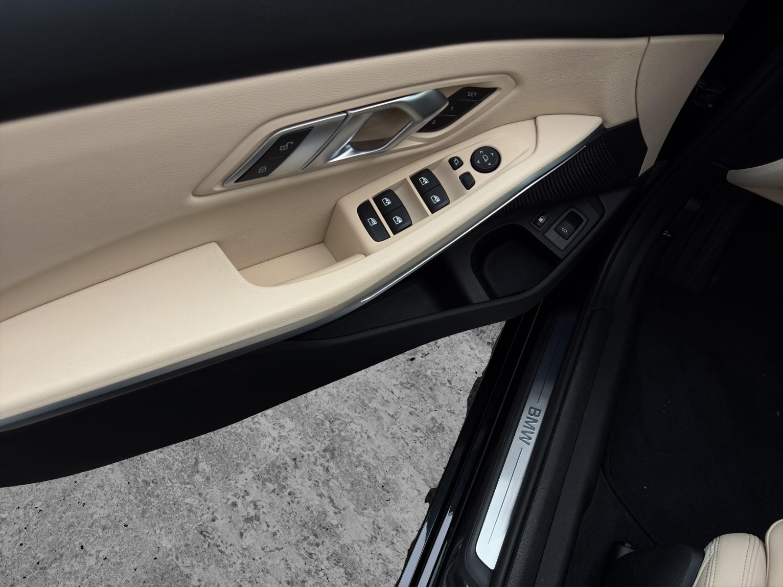 BMW 320e xDrive Touring-image-12
