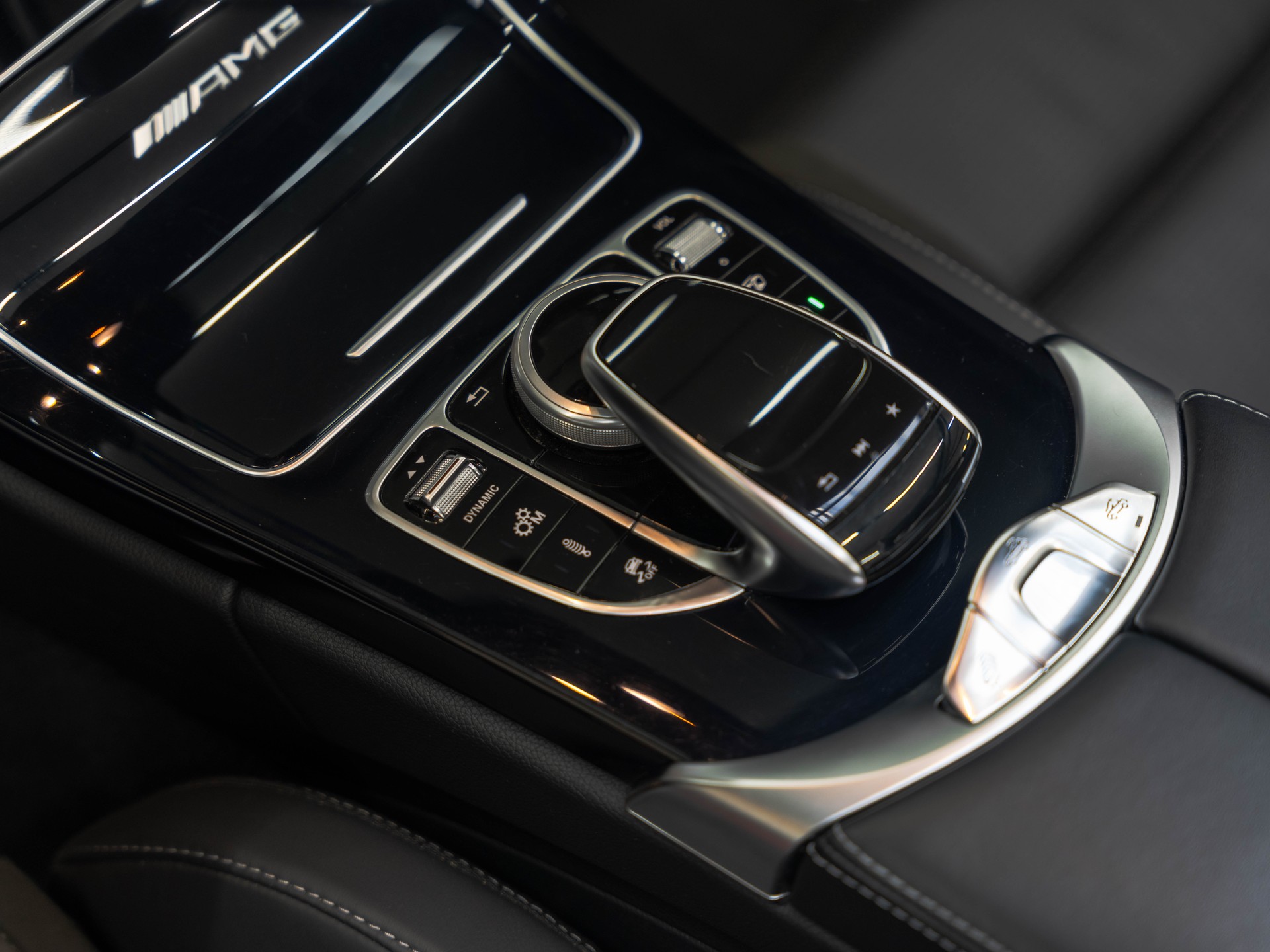 MERCEDES-BENZ C 63 S Cabriolet AMG Speedshift-image-24