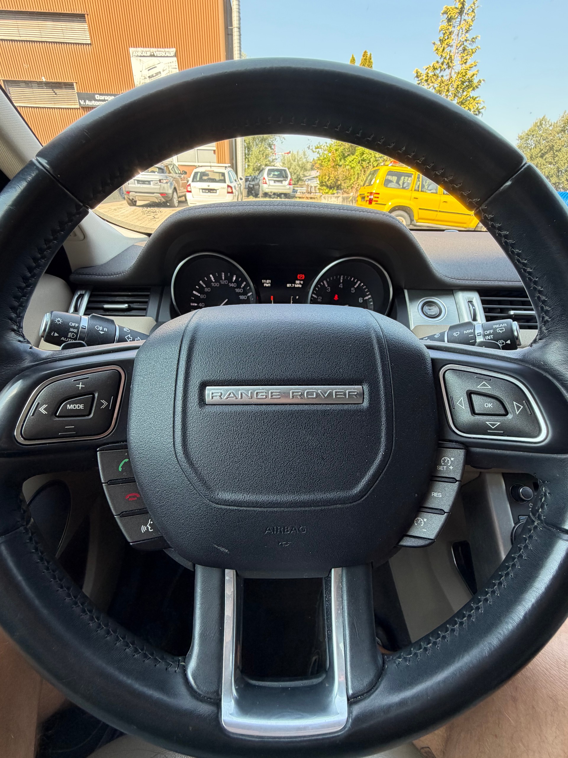 LAND ROVER Range Rover Evoque 2.0 Si4 Prestige AT9-image-15