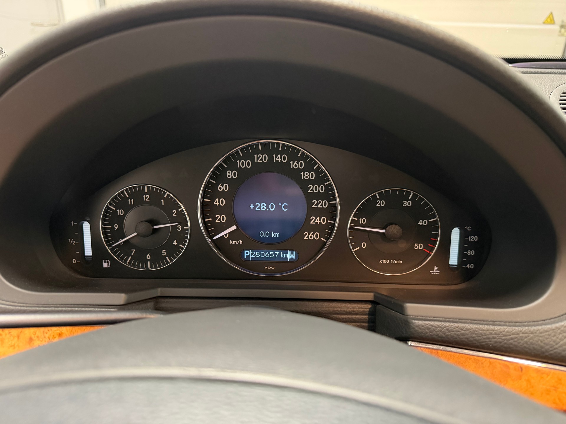 MERCEDES-BENZ E 270-image-13