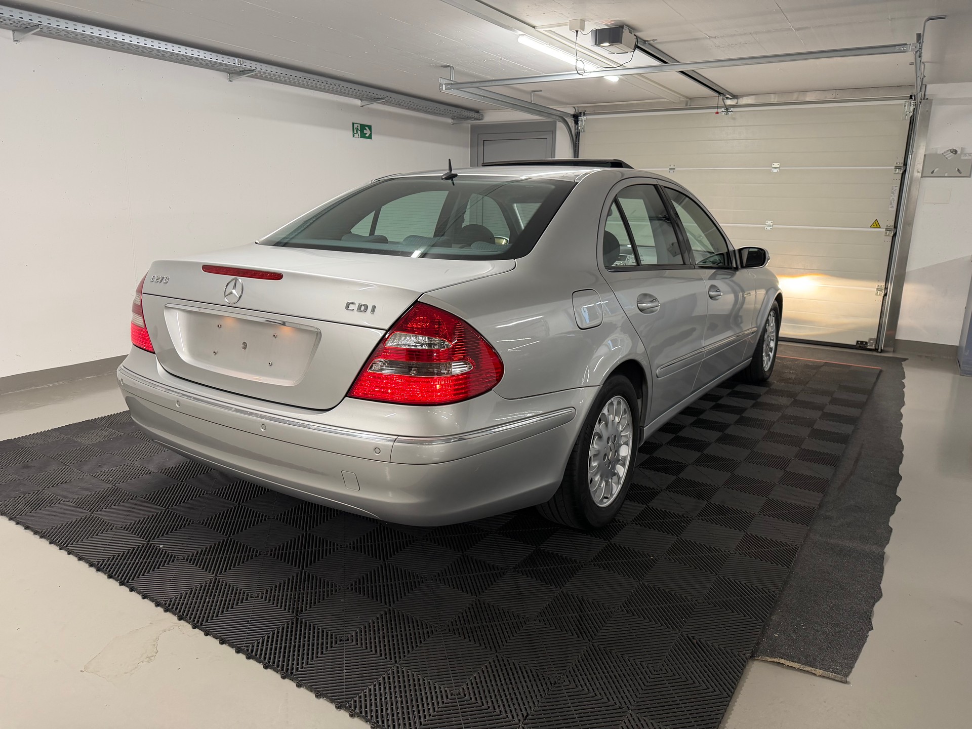 MERCEDES-BENZ E 270-image-4