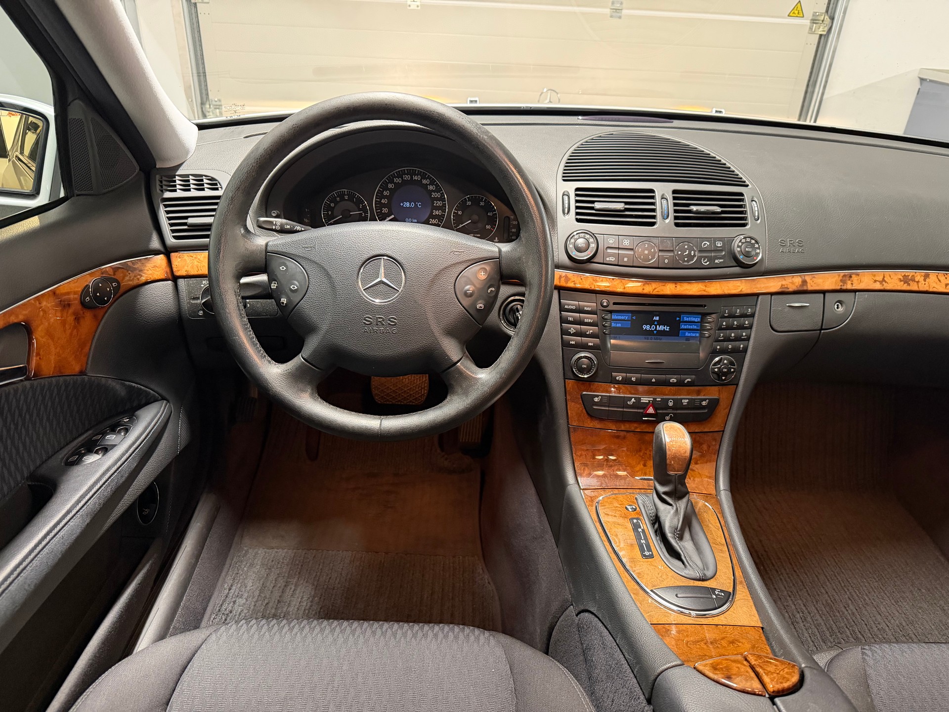 MERCEDES-BENZ E 270-image-11
