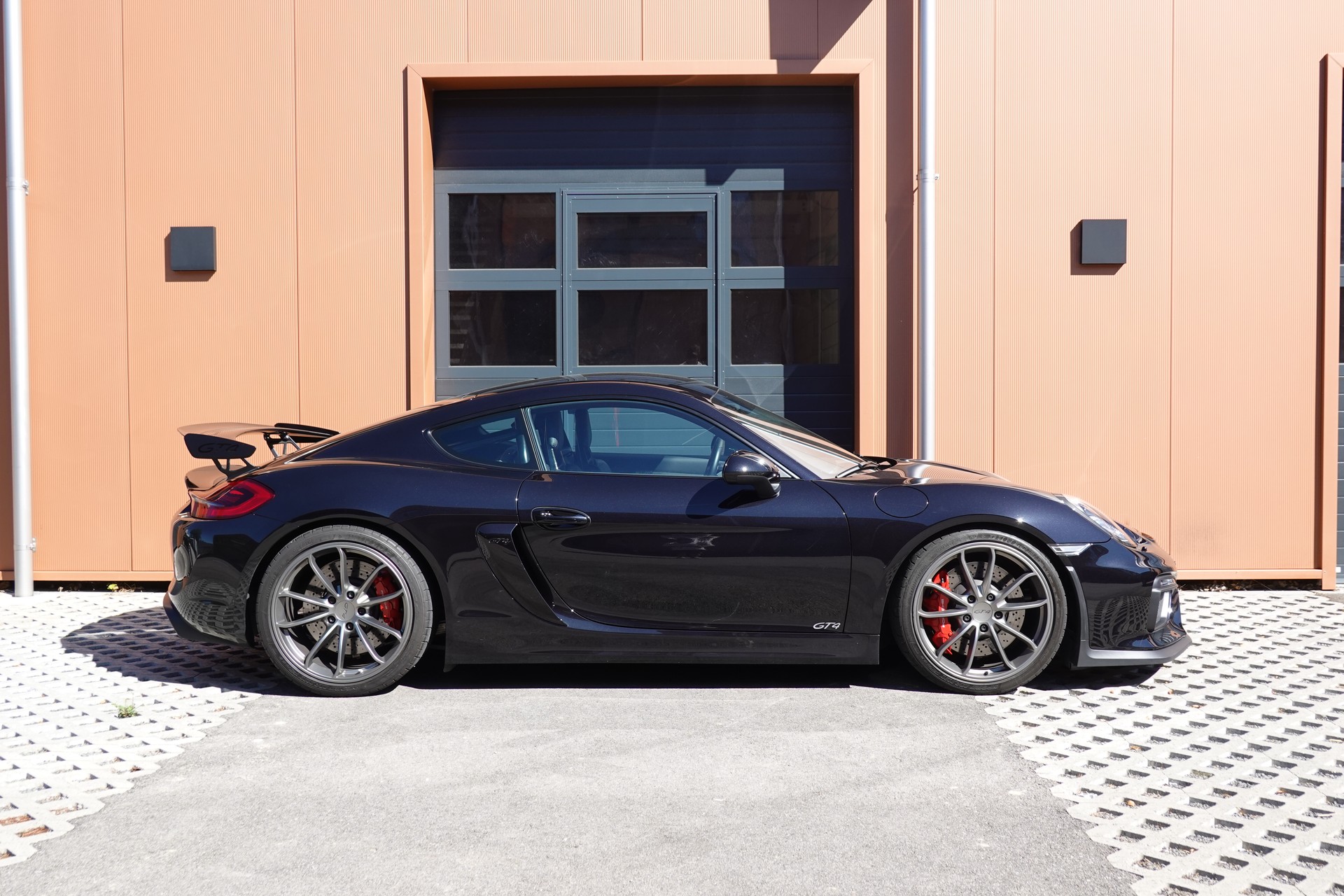 PORSCHE Cayman GT4 - "CH Auto * Porsche Approved 05.28 * Pack Clubsport * Pack Sport Chrono * Sièges 918 * Alcantara * Phares LED"-image-3