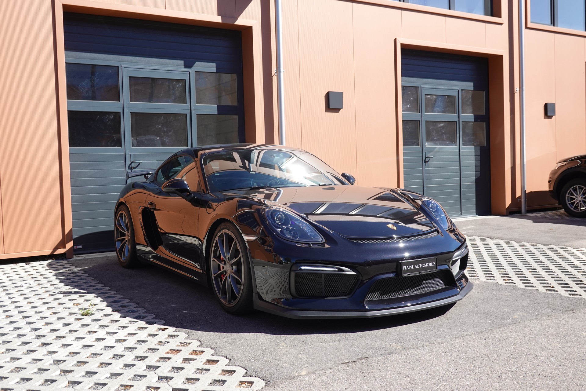 PORSCHE Cayman GT4 - "CH Auto * Porsche Approved 05.28 * Pack Clubsport * Pack Sport Chrono * Sièges 918 * Alcantara * Phares LED"-image-2