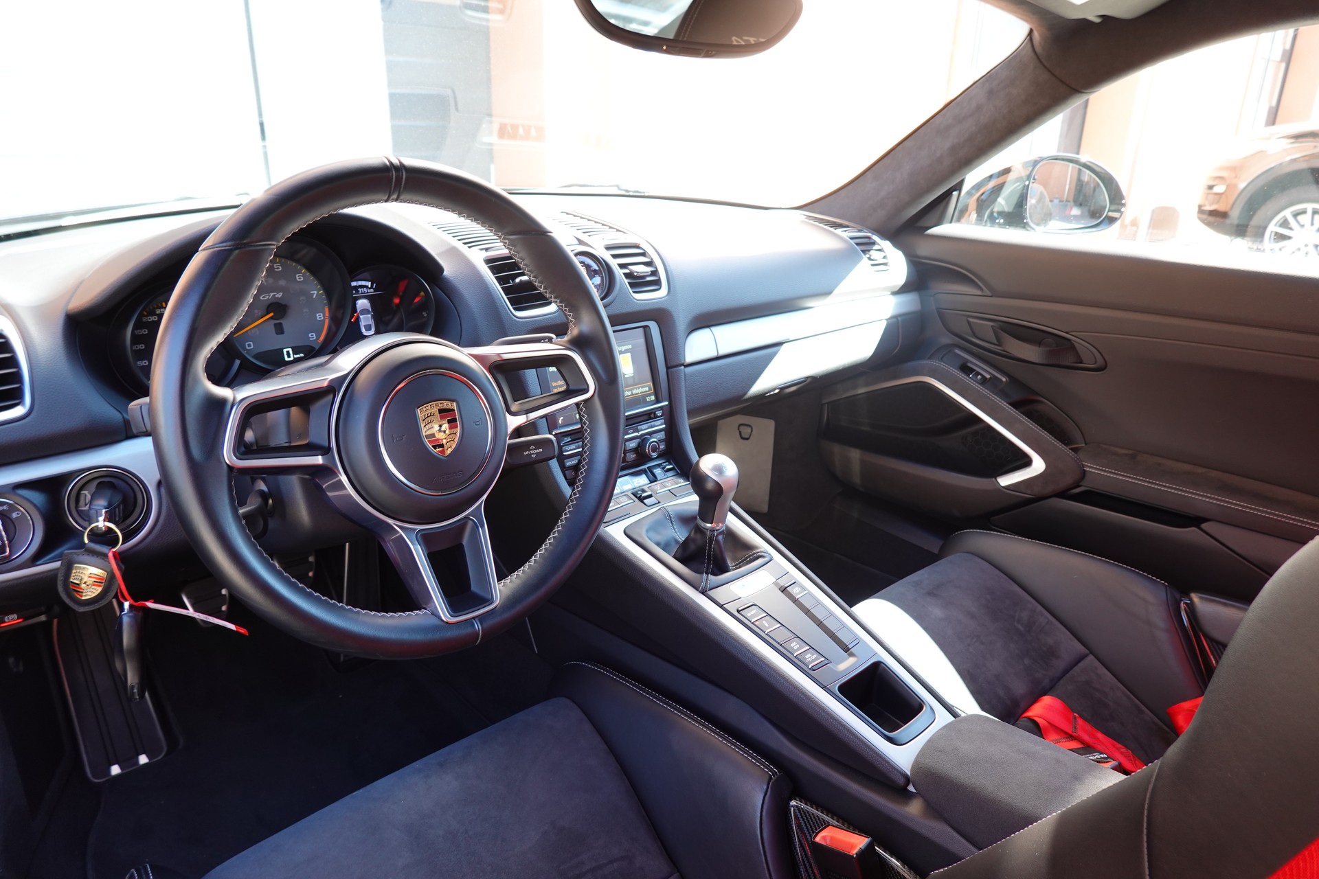 PORSCHE Cayman GT4 - "CH Auto * Porsche Approved 05.28 * Pack Clubsport * Pack Sport Chrono * Sièges 918 * Alcantara * Phares LED"-image-12