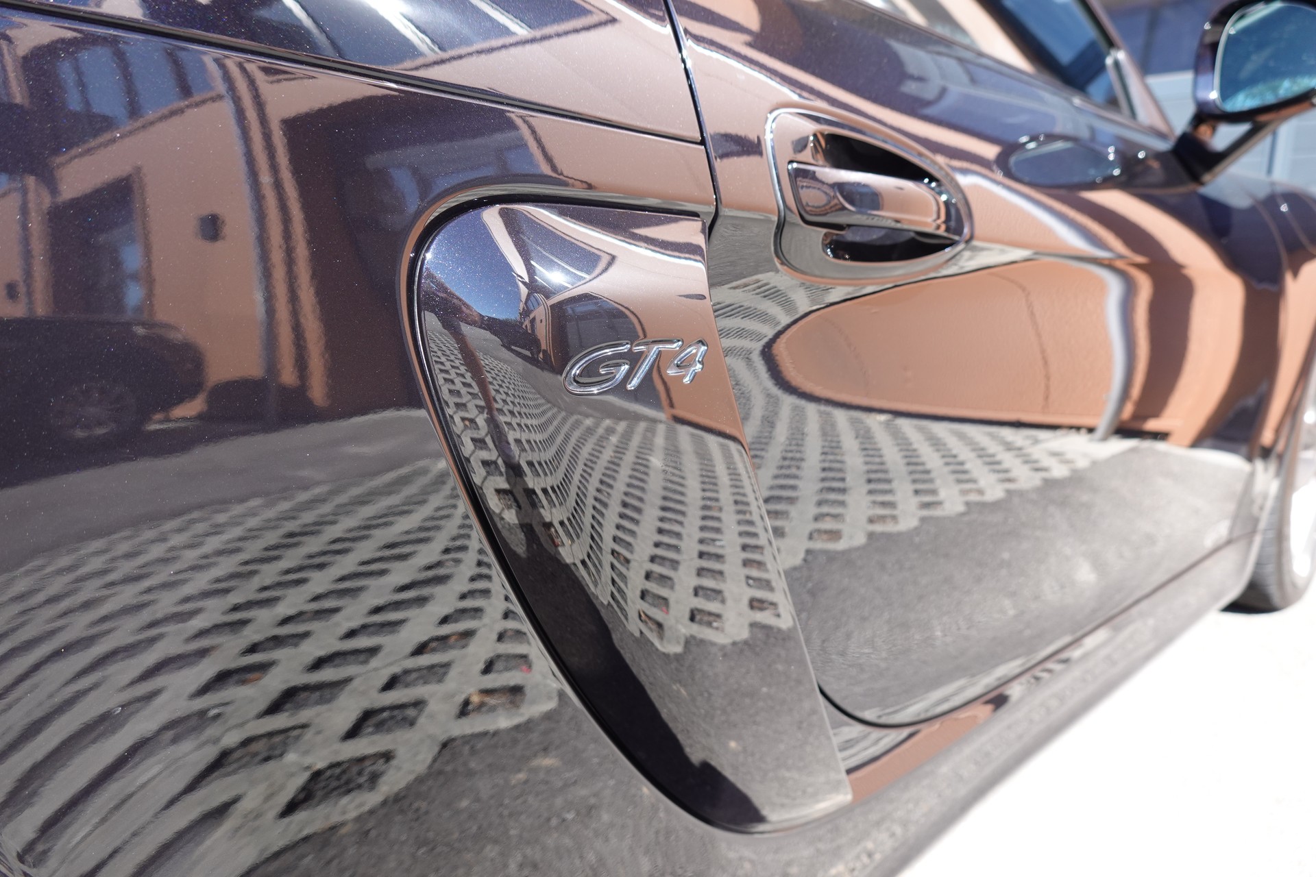 PORSCHE Cayman GT4 - "CH Auto * Porsche Approved 05.28 * Pack Clubsport * Pack Sport Chrono * Sièges 918 * Alcantara * Phares LED"-image-10