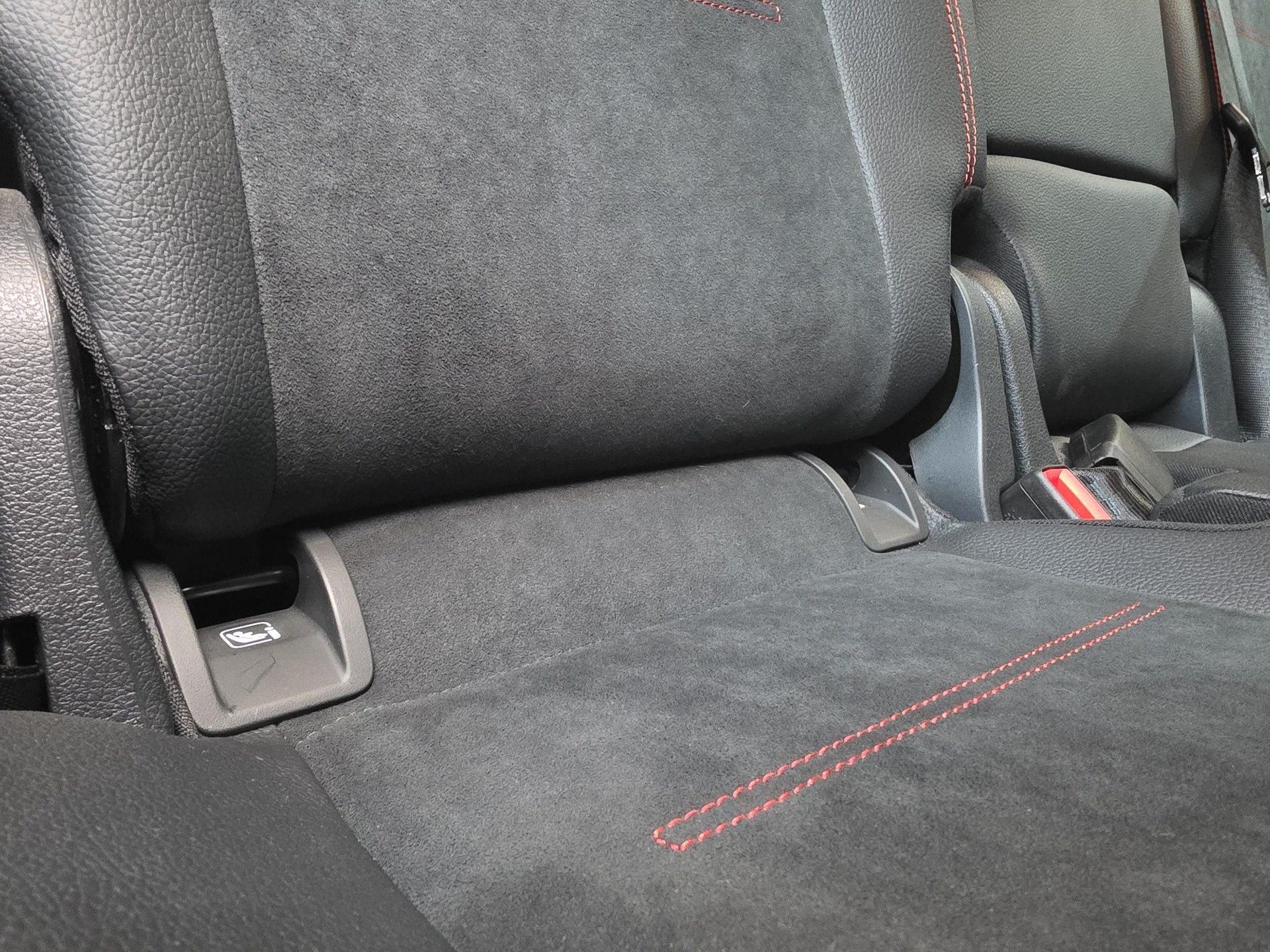 MERCEDES-BENZ GLA 200 4MATIC AMG Line-image-12