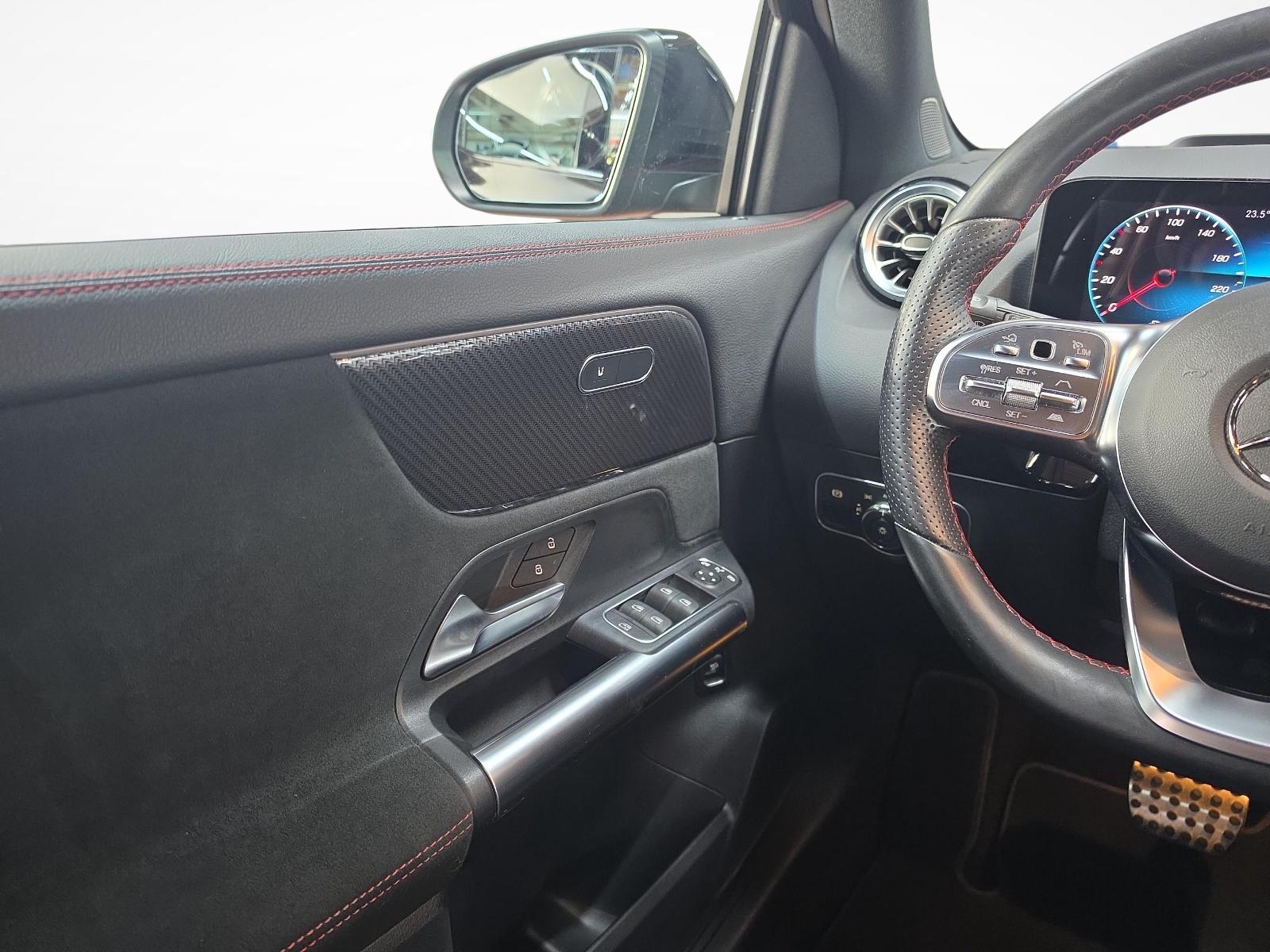 MERCEDES-BENZ GLA 200 4MATIC AMG Line-image-8