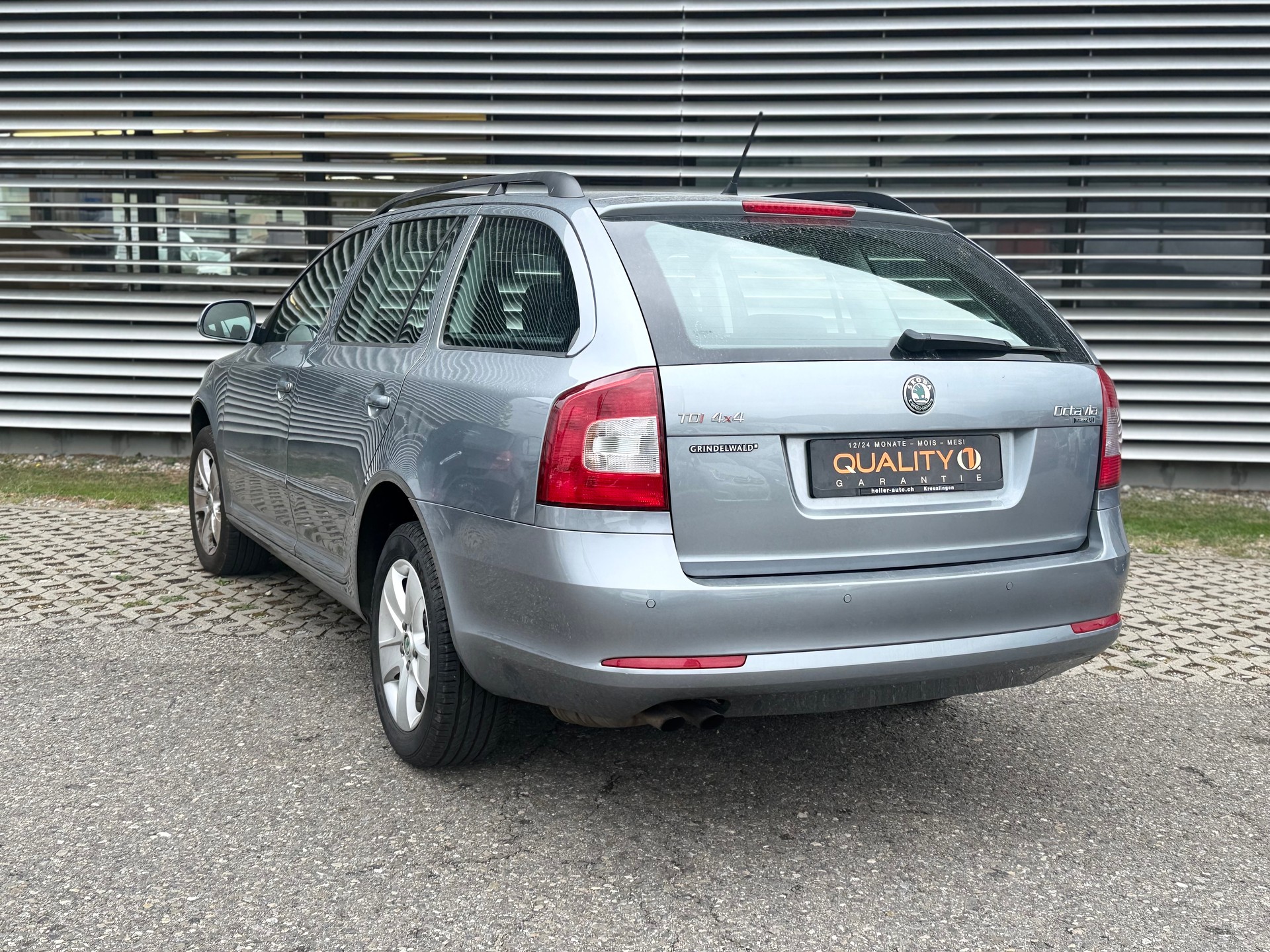 SKODA Octavia Combi 2.0 TDI TWENTY20 4x4-image-7
