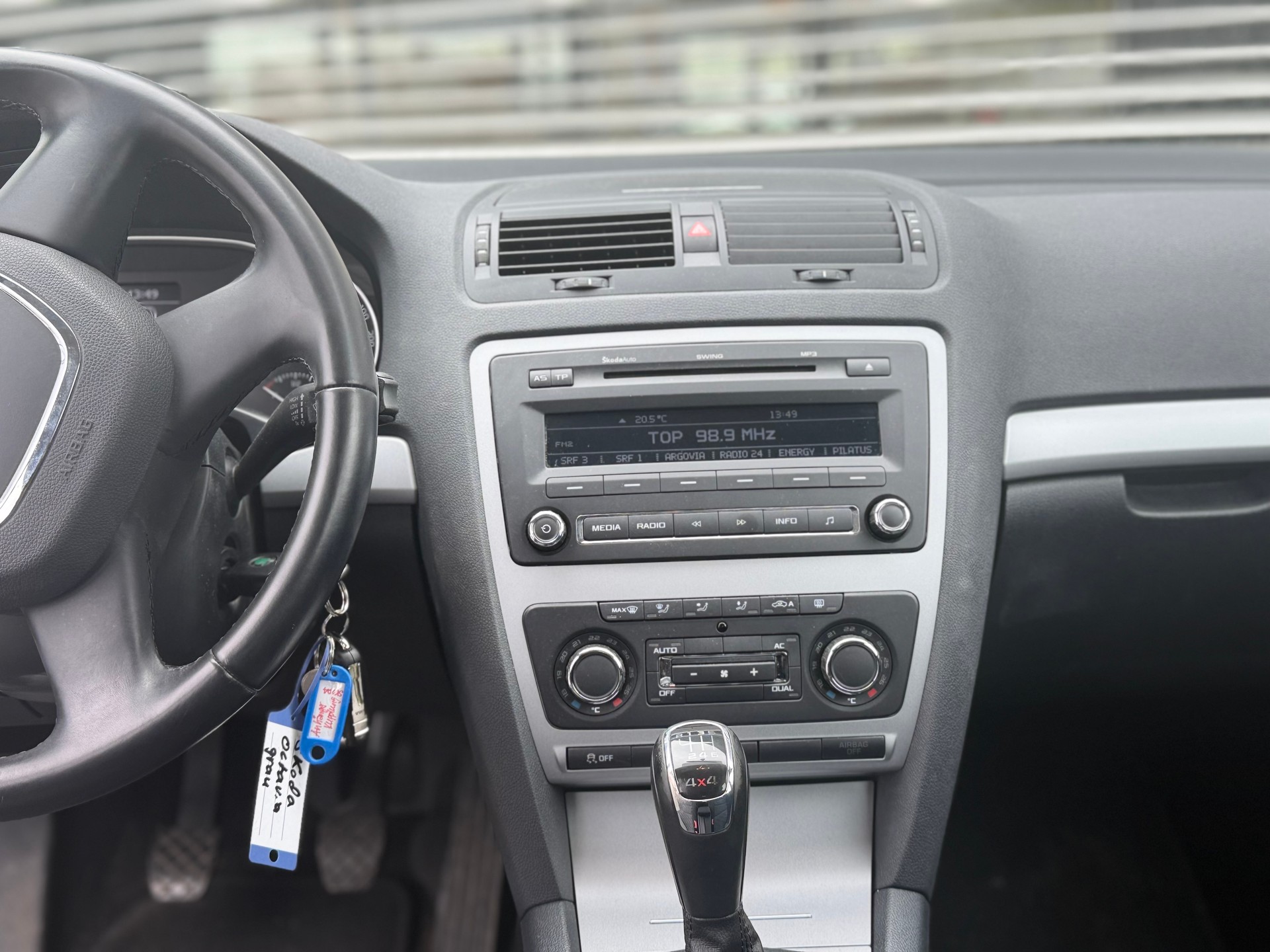 SKODA Octavia Combi 2.0 TDI TWENTY20 4x4-image-2