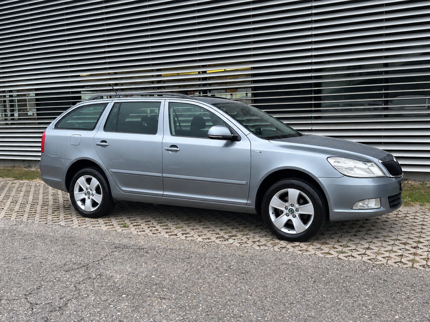 SKODA Octavia Combi 2.0 TDI Ambition 4x4-image-1