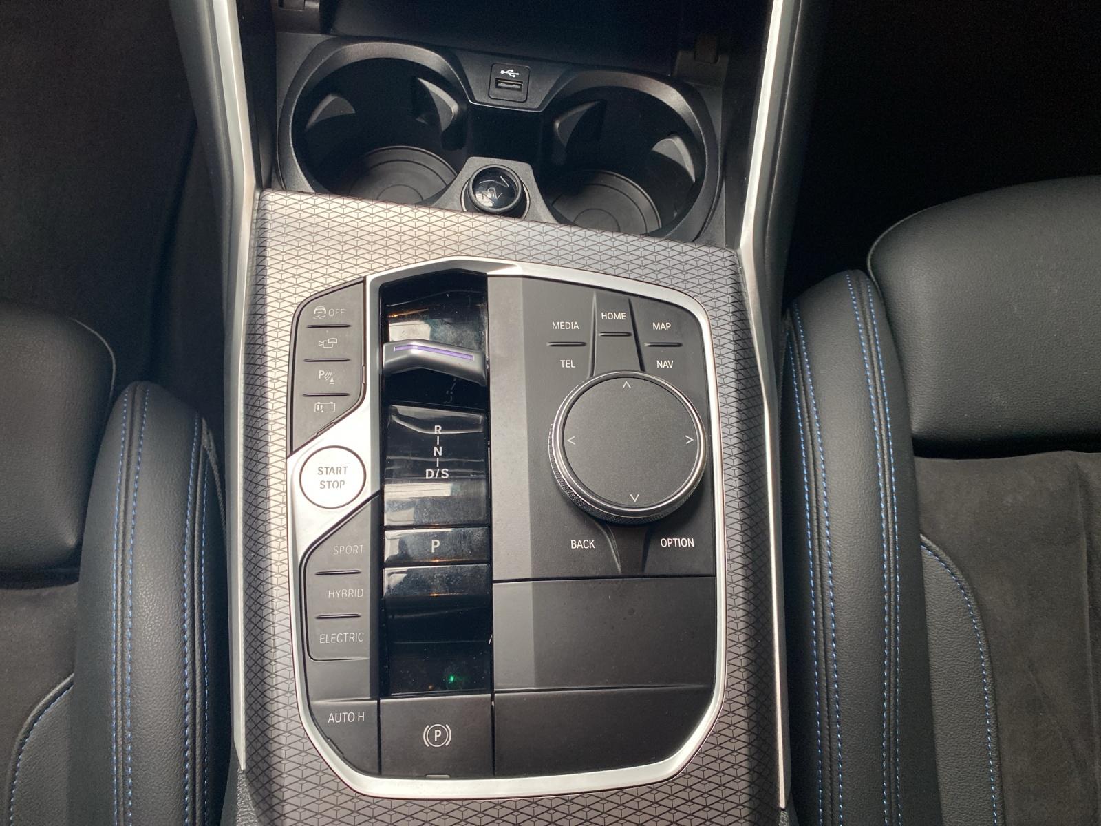 BMW 330e xDrive SAG Touring-image-14