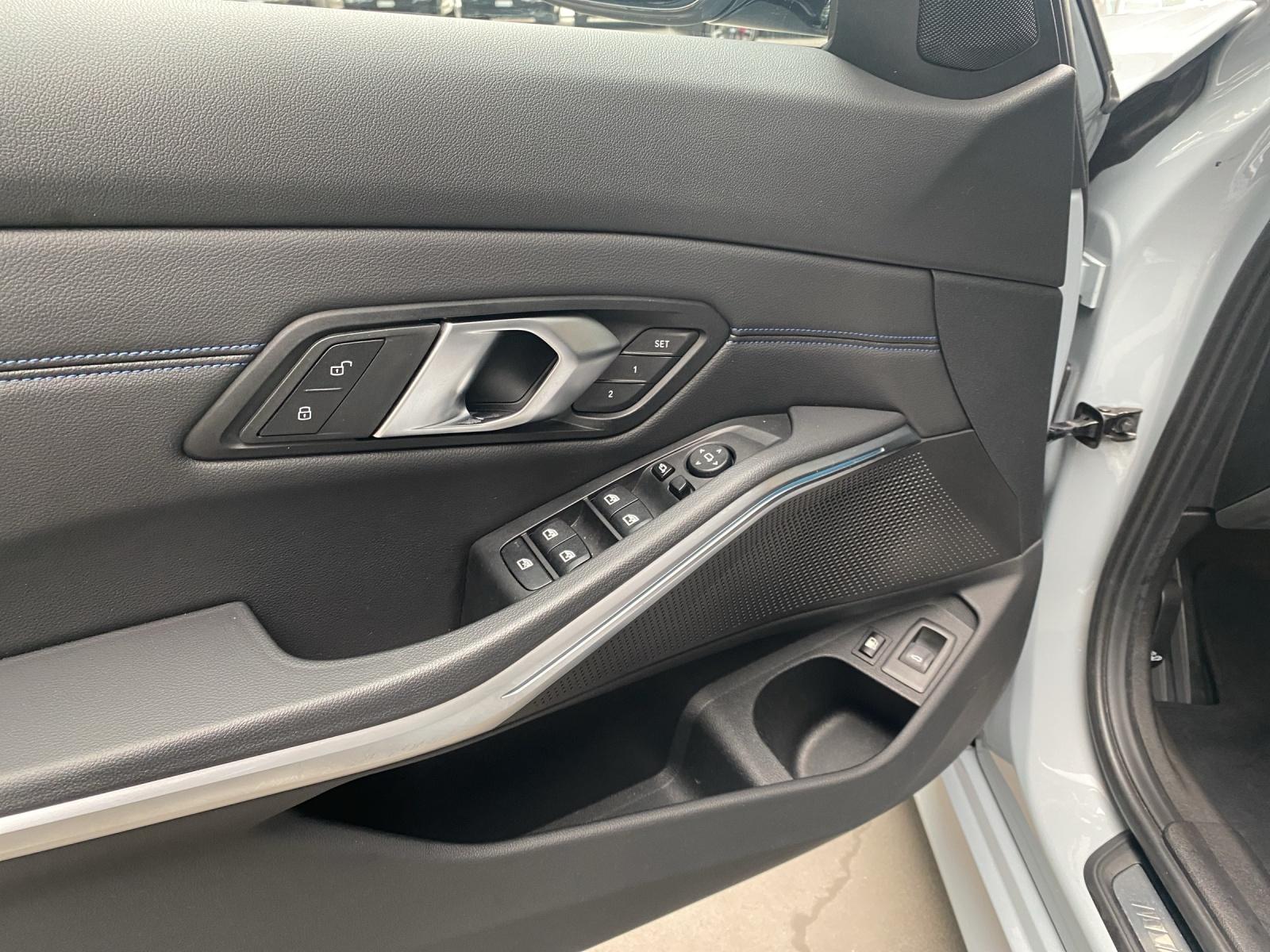 BMW 330e xDrive SAG Touring-image-18