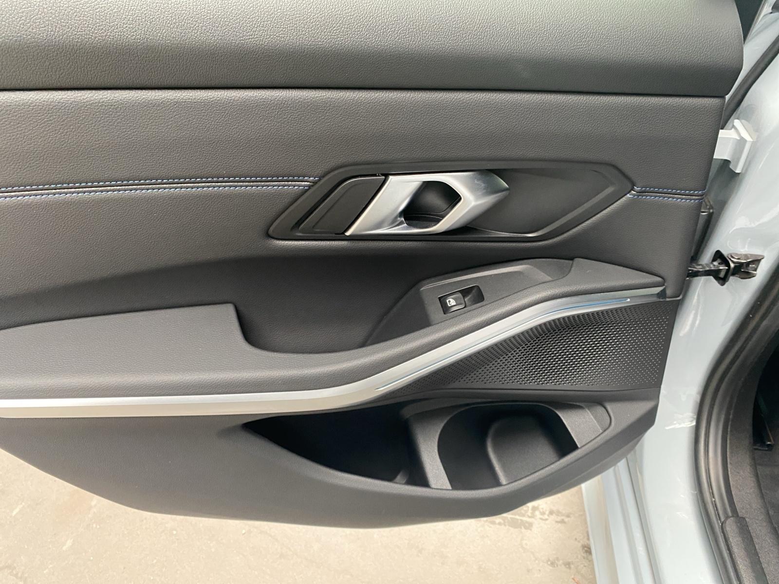 BMW 330e xDrive SAG Touring-image-22