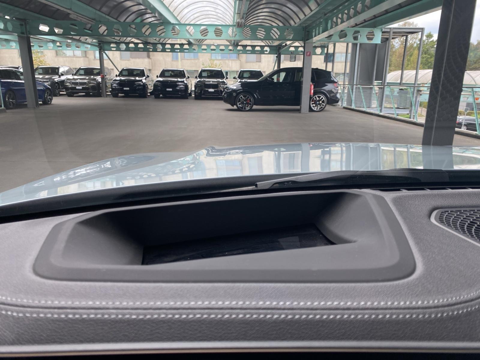 BMW 330e xDrive SAG Touring-image-12