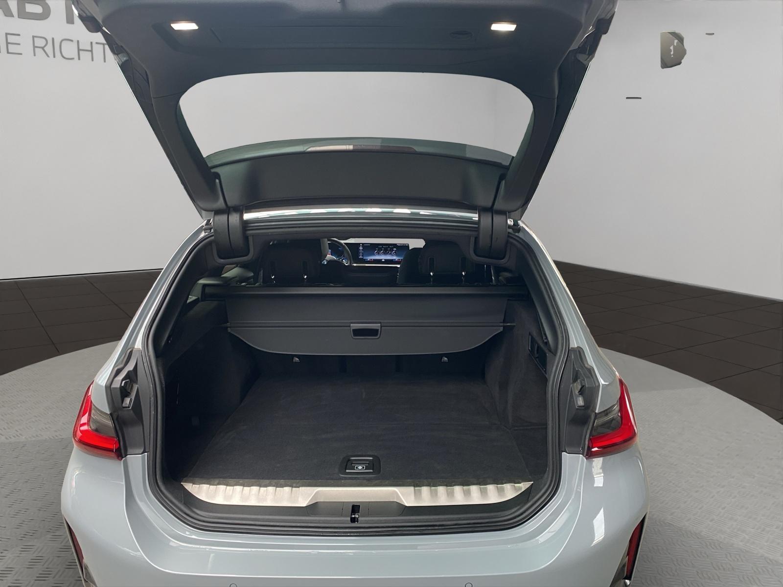 BMW 330e xDrive SAG Touring-image-24