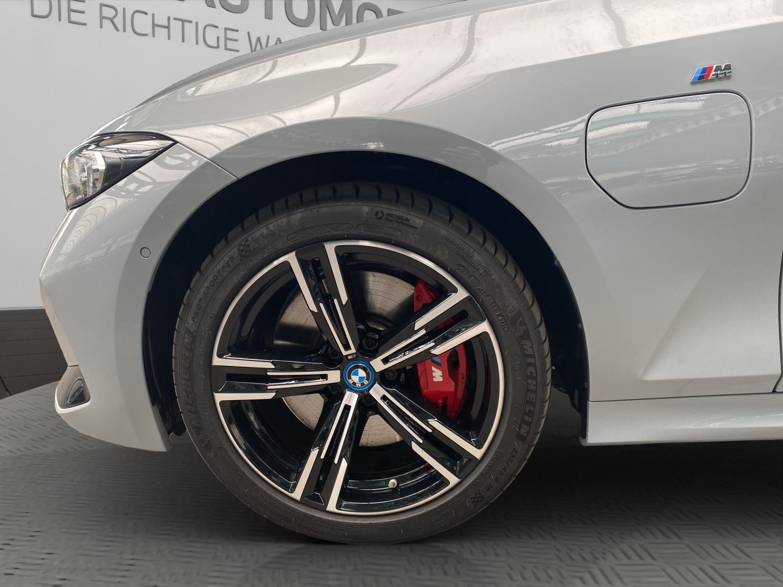BMW 330e xDrive SAG Touring-image-25