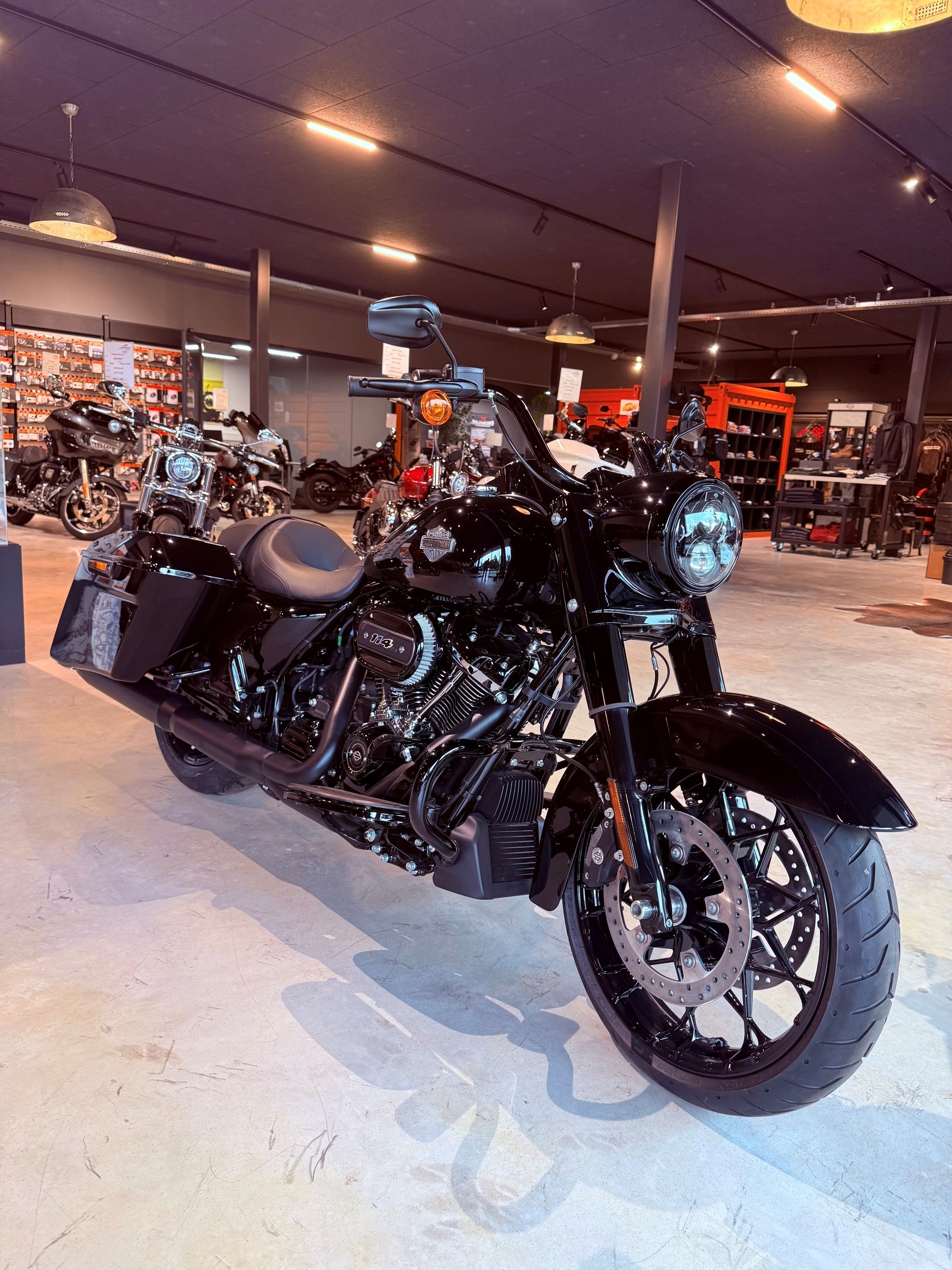 HARLEY-DAVIDSON FLHRXS Road King Special 114-showroom-element-1