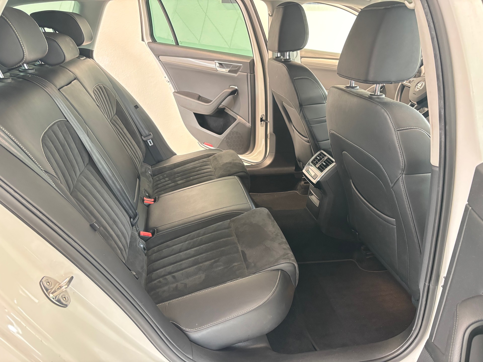 SKODA Superb Combi 2.0 TDi Ambition DSG-image-9