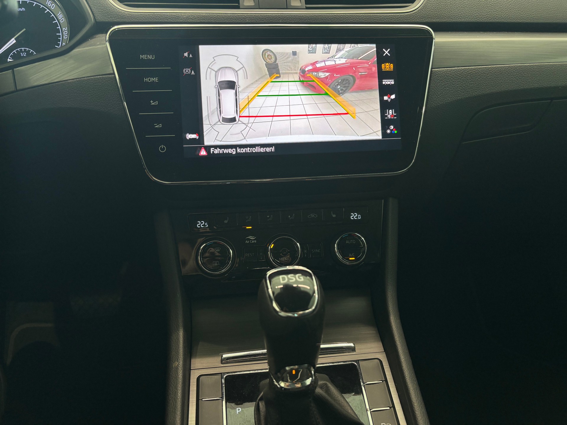SKODA Superb Combi 2.0 TDi Ambition DSG-image-13