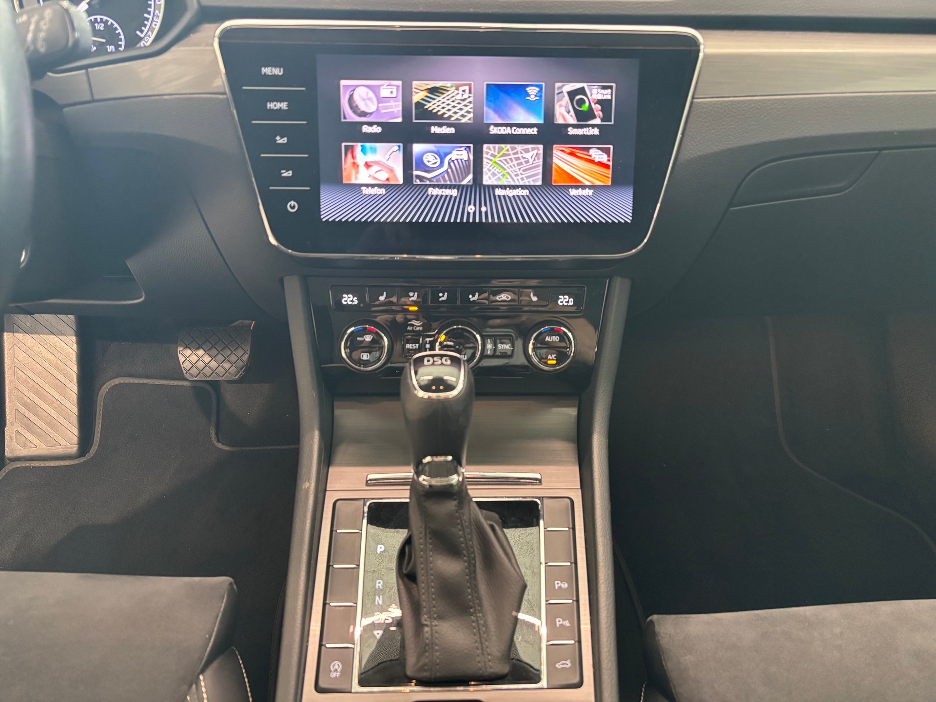SKODA Superb Combi 2.0 TDi Ambition DSG-image-12