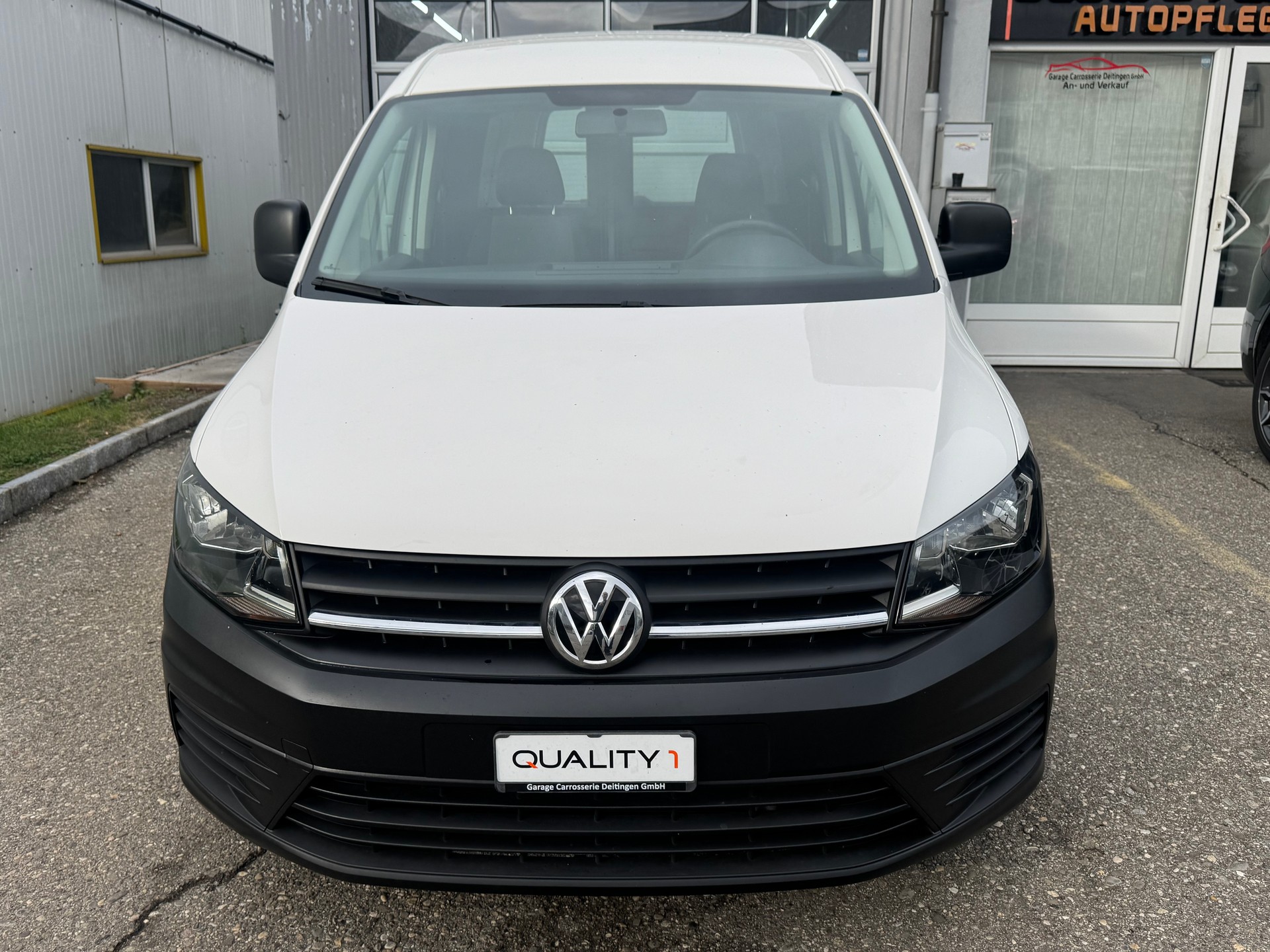 VW Caddy Maxi 2.0TDI BlueMotion Technology-image-1