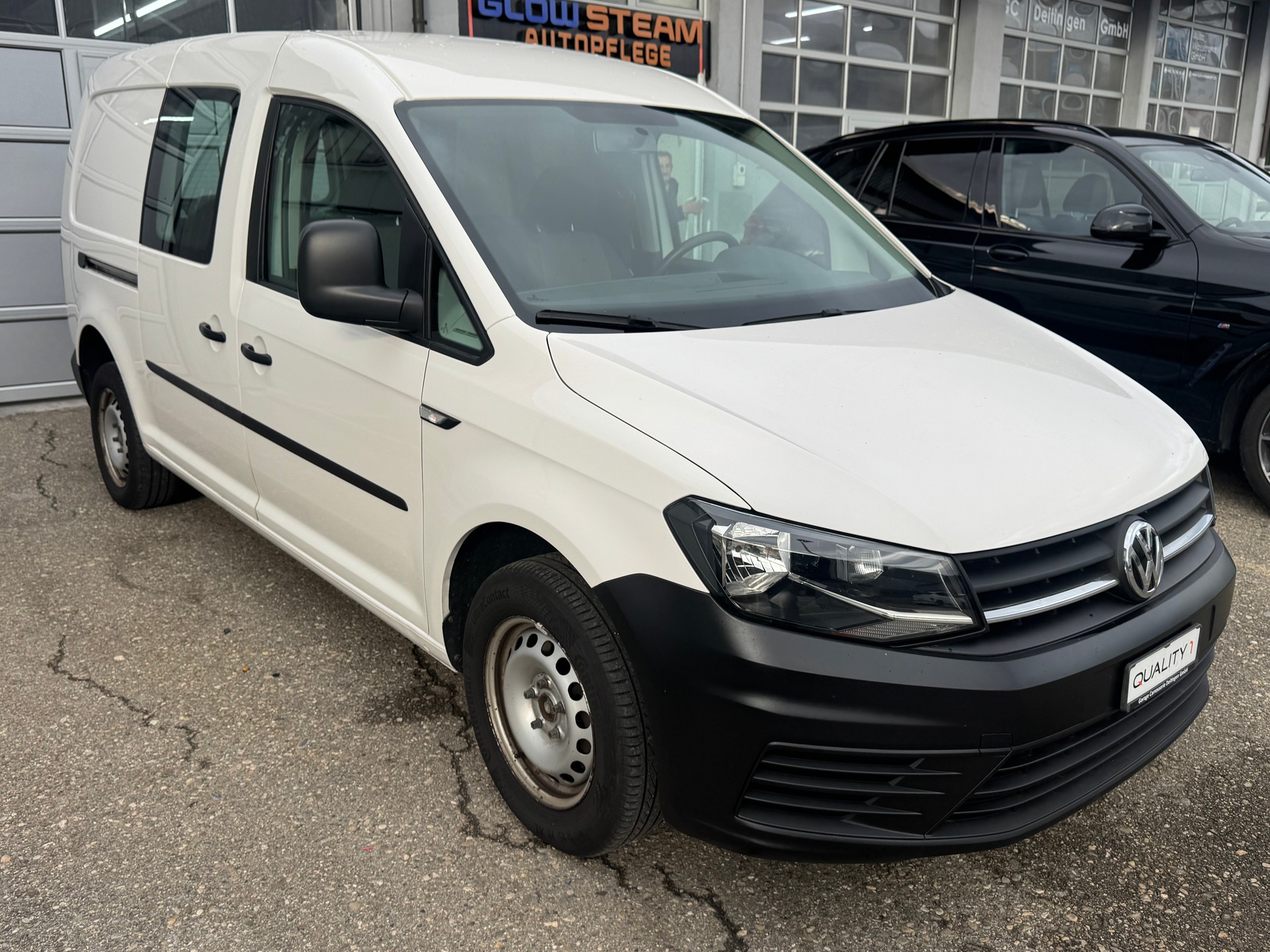 VW Caddy Maxi 2.0TDI BlueMotion Technology-image-2