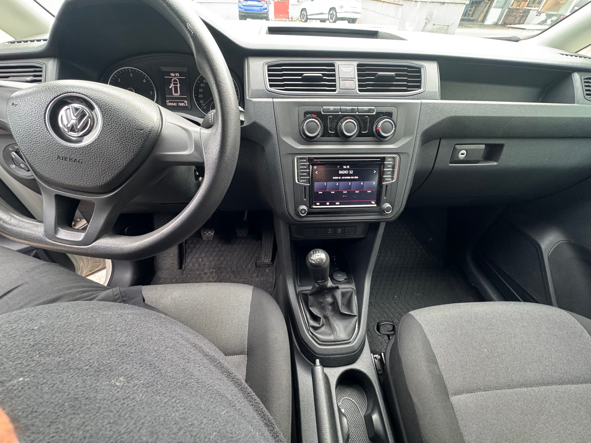 VW Caddy Maxi 2.0TDI BlueMotion Technology-image-12