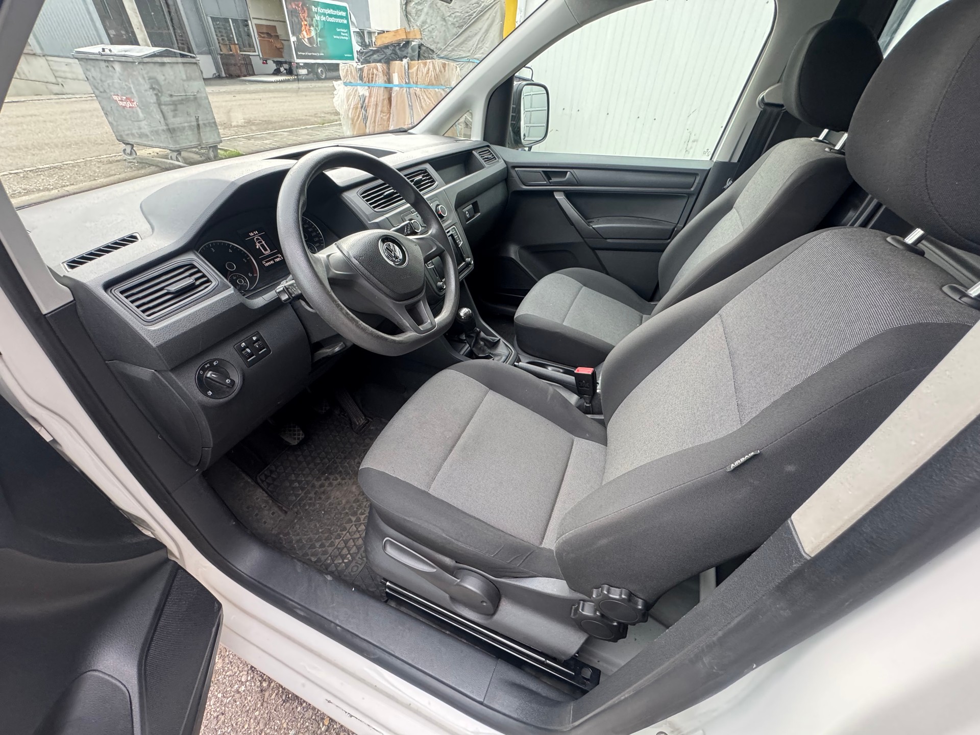 VW Caddy Maxi 2.0TDI BlueMotion Technology-image-8