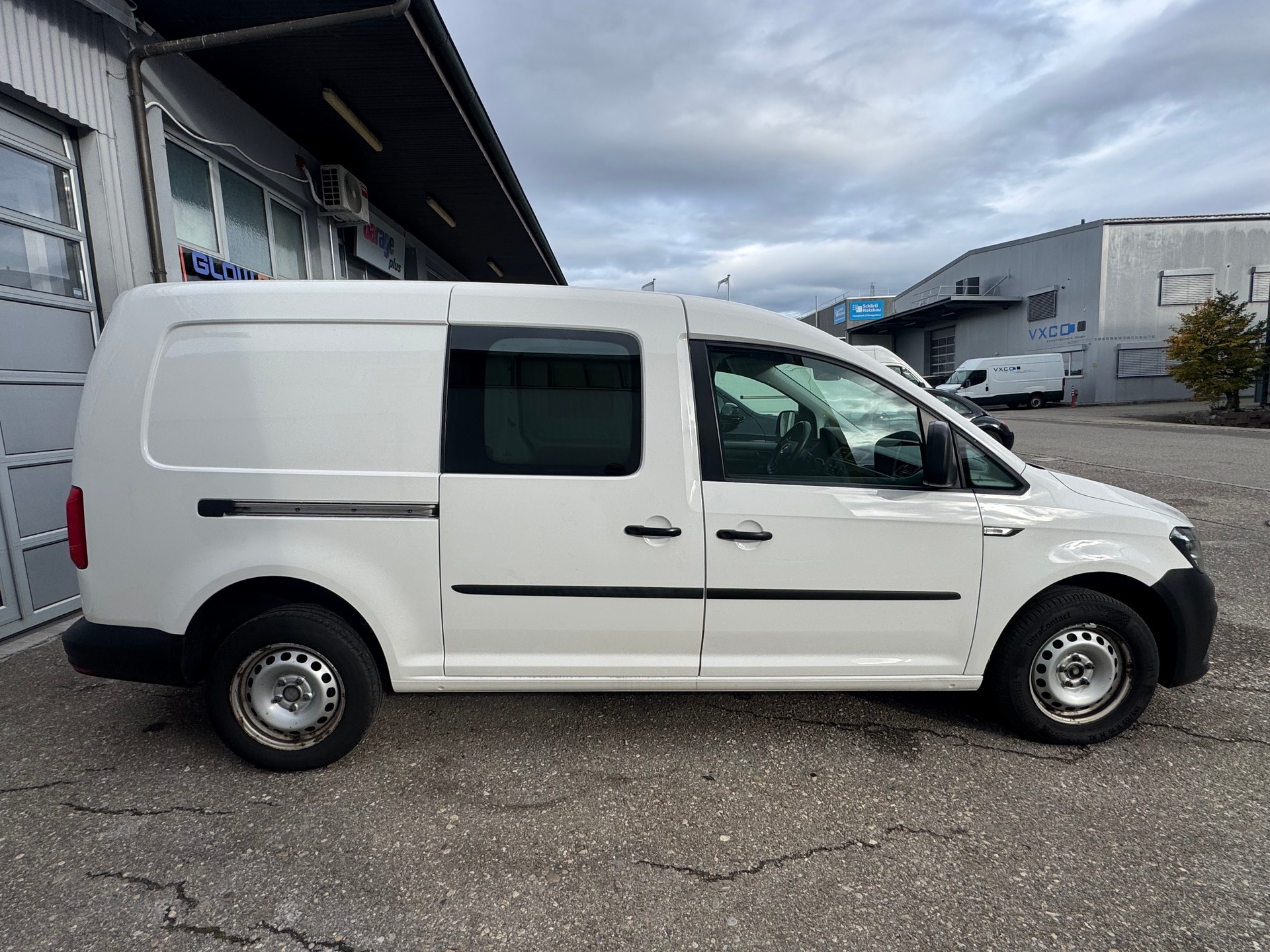 VW Caddy Maxi 2.0TDI BlueMotion Technology-image-3