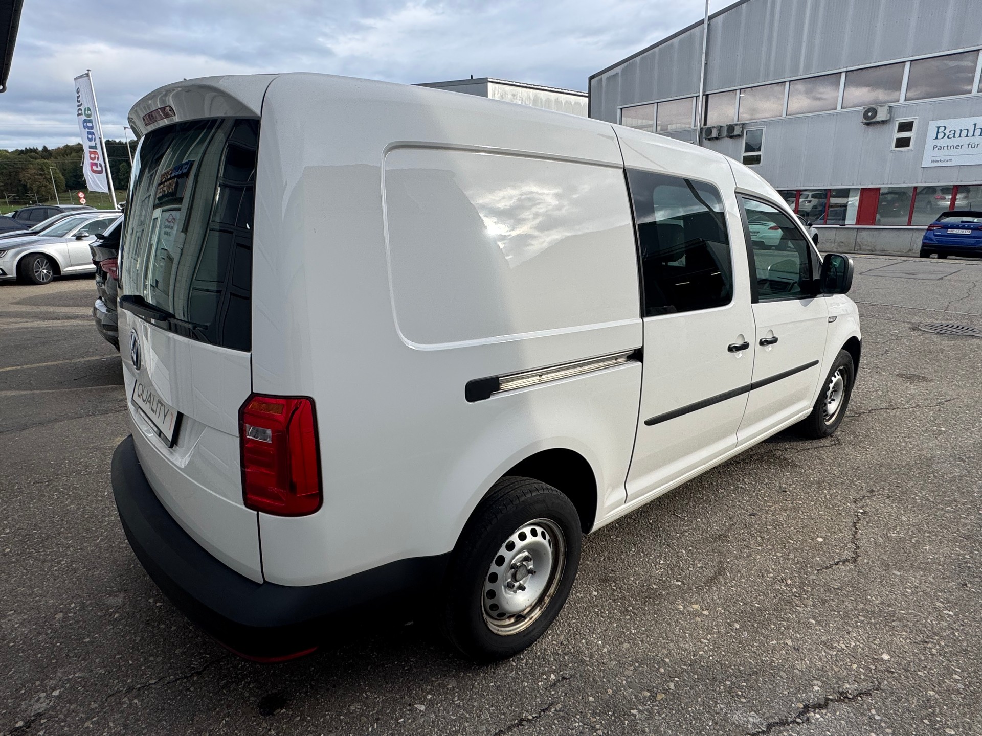VW Caddy Maxi 2.0TDI BlueMotion Technology-image-4