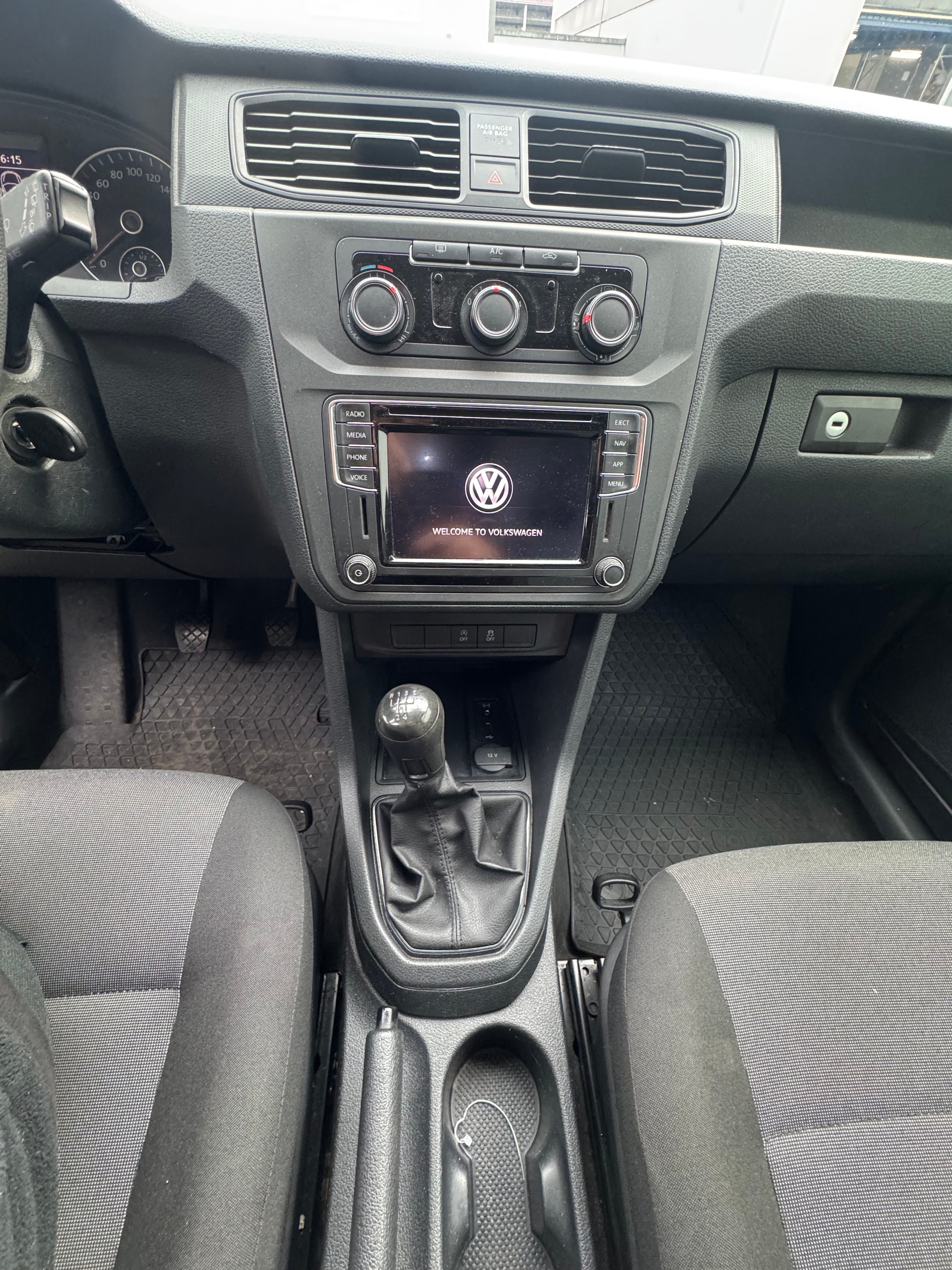 VW Caddy Maxi 2.0TDI BlueMotion Technology-image-11