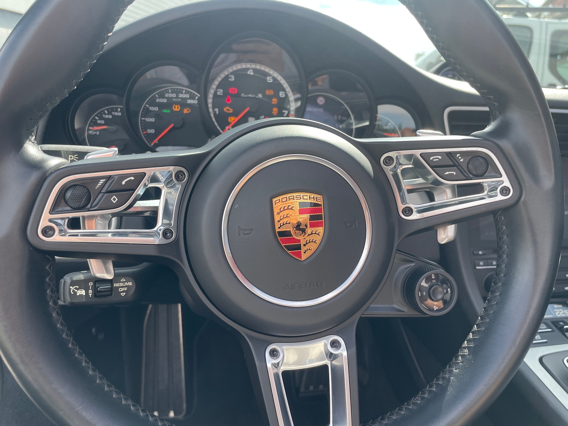 PORSCHE 911 Turbo S Cabrio PDK-image-13