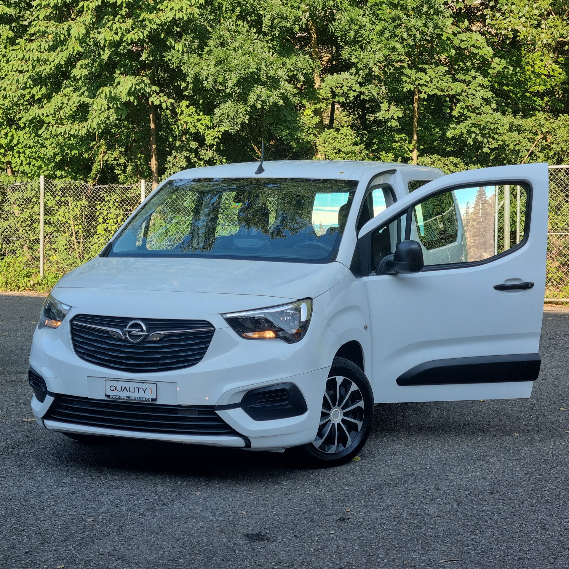 OPEL Combo Life 1.2 Essentia-image-0
