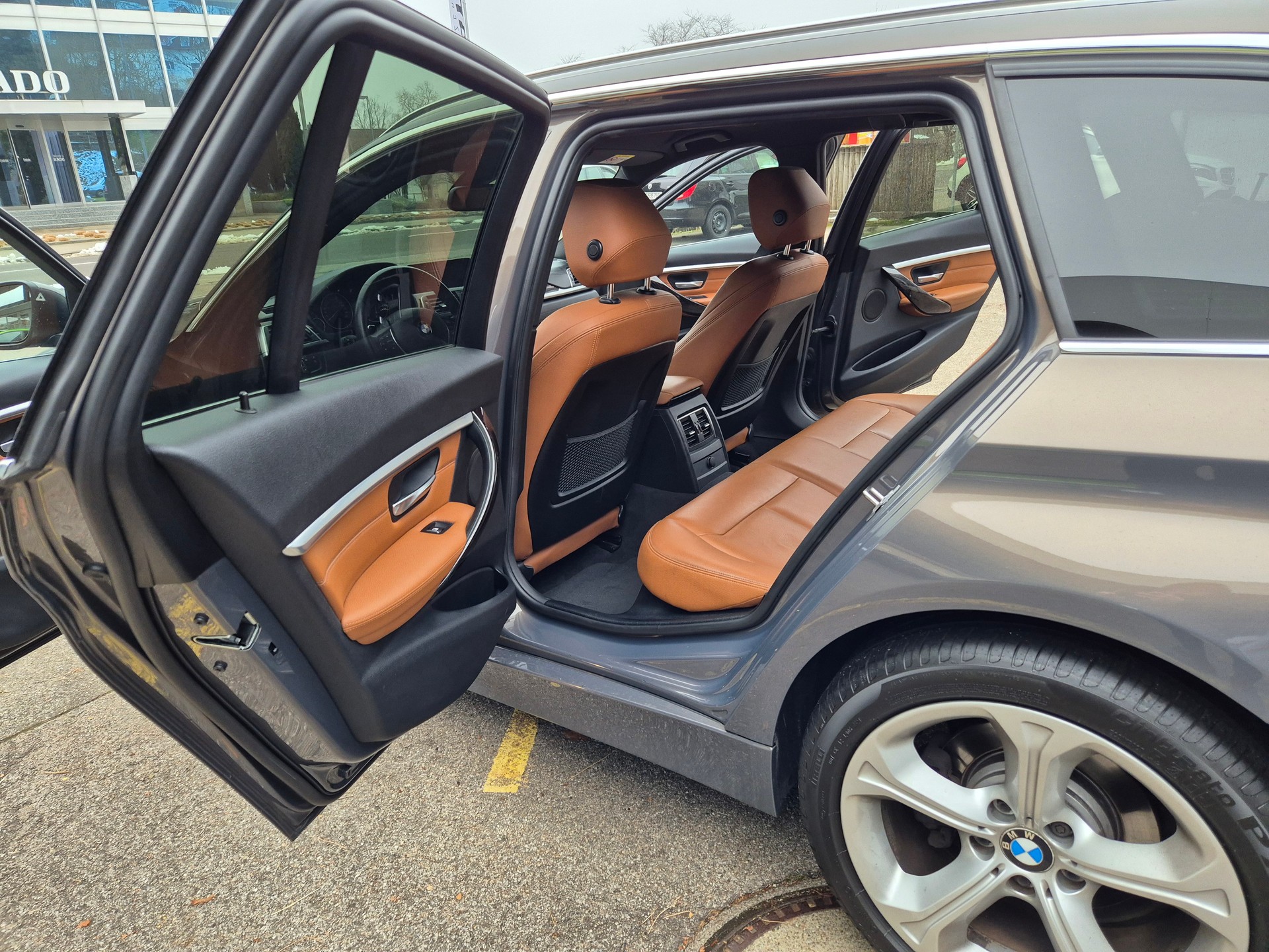 BMW 330i xDrive Touring Luxury Line Steptronic-image-5