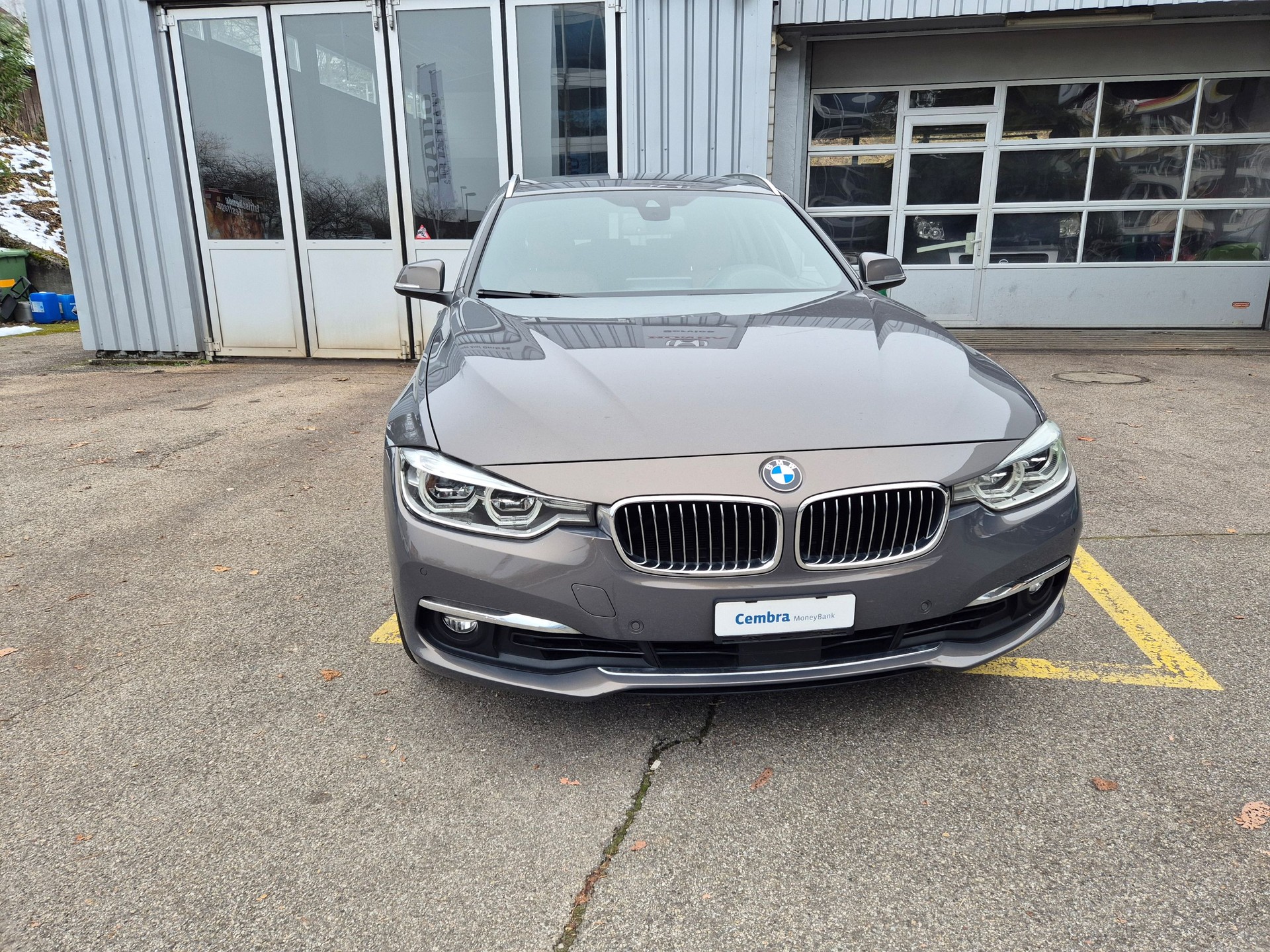 BMW 330i xDrive Touring Luxury Line Steptronic-image-1