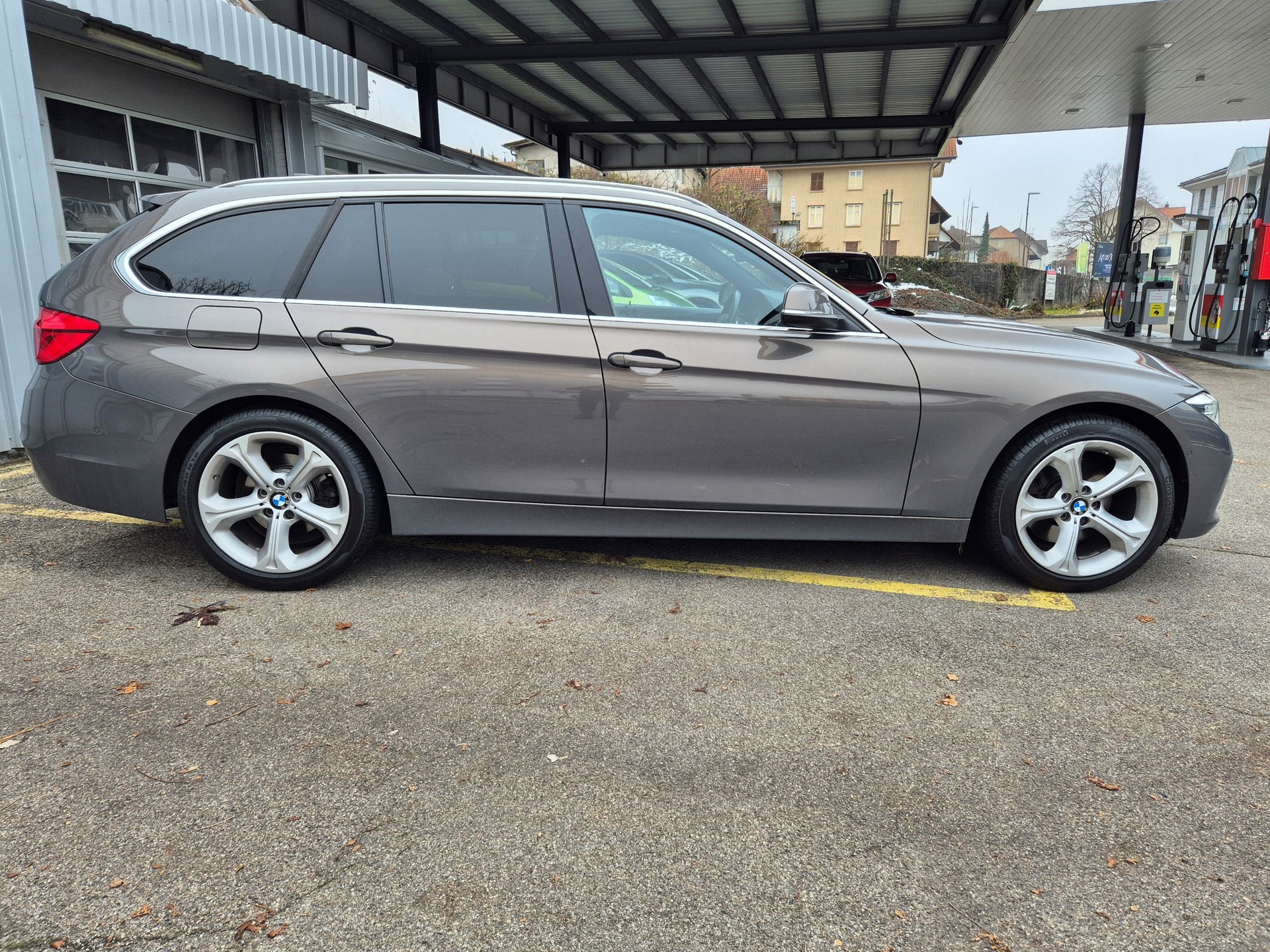 BMW 330i xDrive Touring Luxury Line Steptronic-image-0