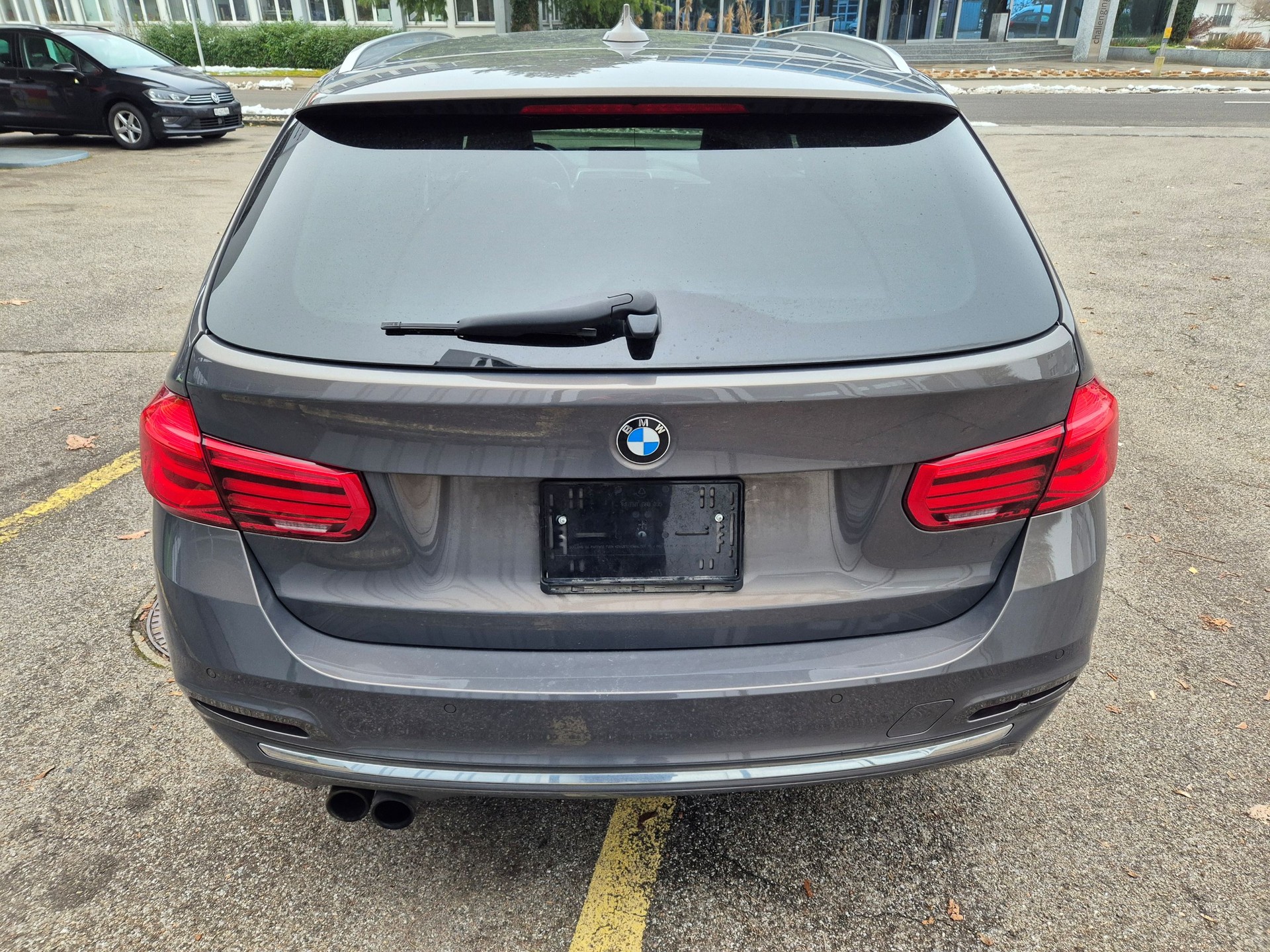 BMW 330i xDrive Touring Luxury Line Steptronic-image-3